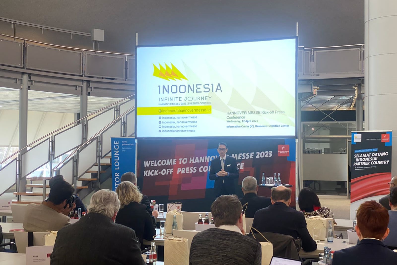 Duta Besar Republik Indonesia untuk Republik Federal Jerman Arif Havas Oegroseno pada acara Kick Off Press Conference di Hannover, Jerman.