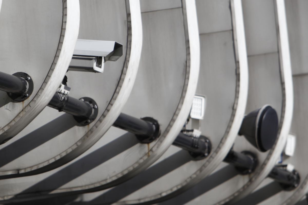 Perangkat kamera tilang elektronik atau Electronic Traffic Law Enforcement (ETLE) terpasang di kawasan Senayan, Jakarta