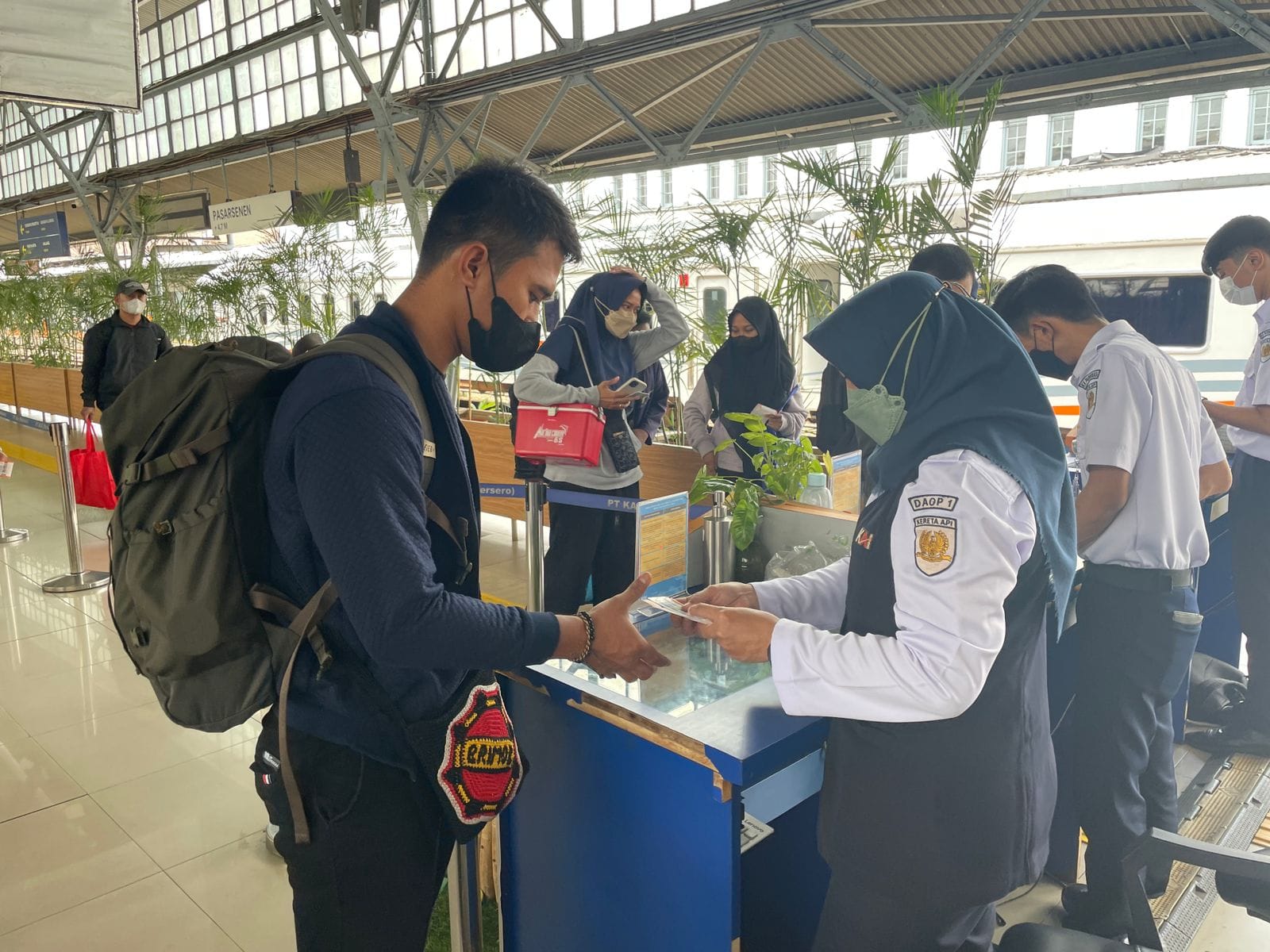 Sebanyak 13.500 orang pemudik terpantau tinggalkan Jakarta pada Minggu (9/4).