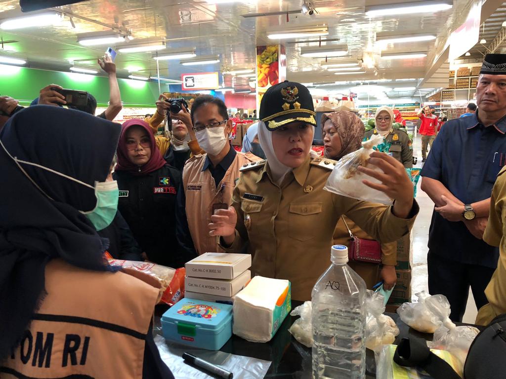 Wakil Wali Kota Palembang Fitrianti Agustinda meneliti isi parsel