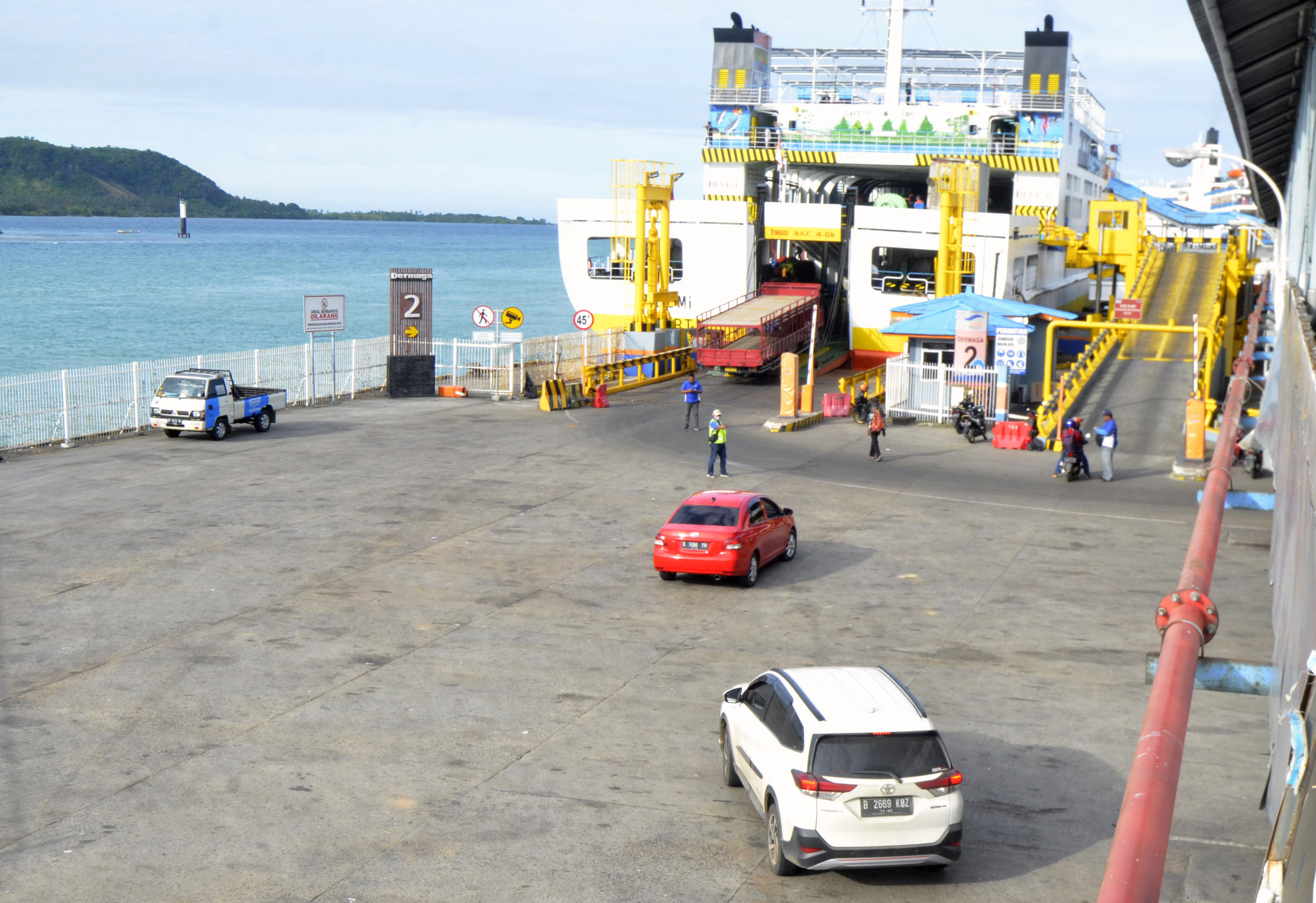 Sejumlah kendaraan bersiap menaiki kapal penyeberangan di Pelabuhan Bakauheni, Lampung Selatan, Lampung, Senin (9/5/2022).