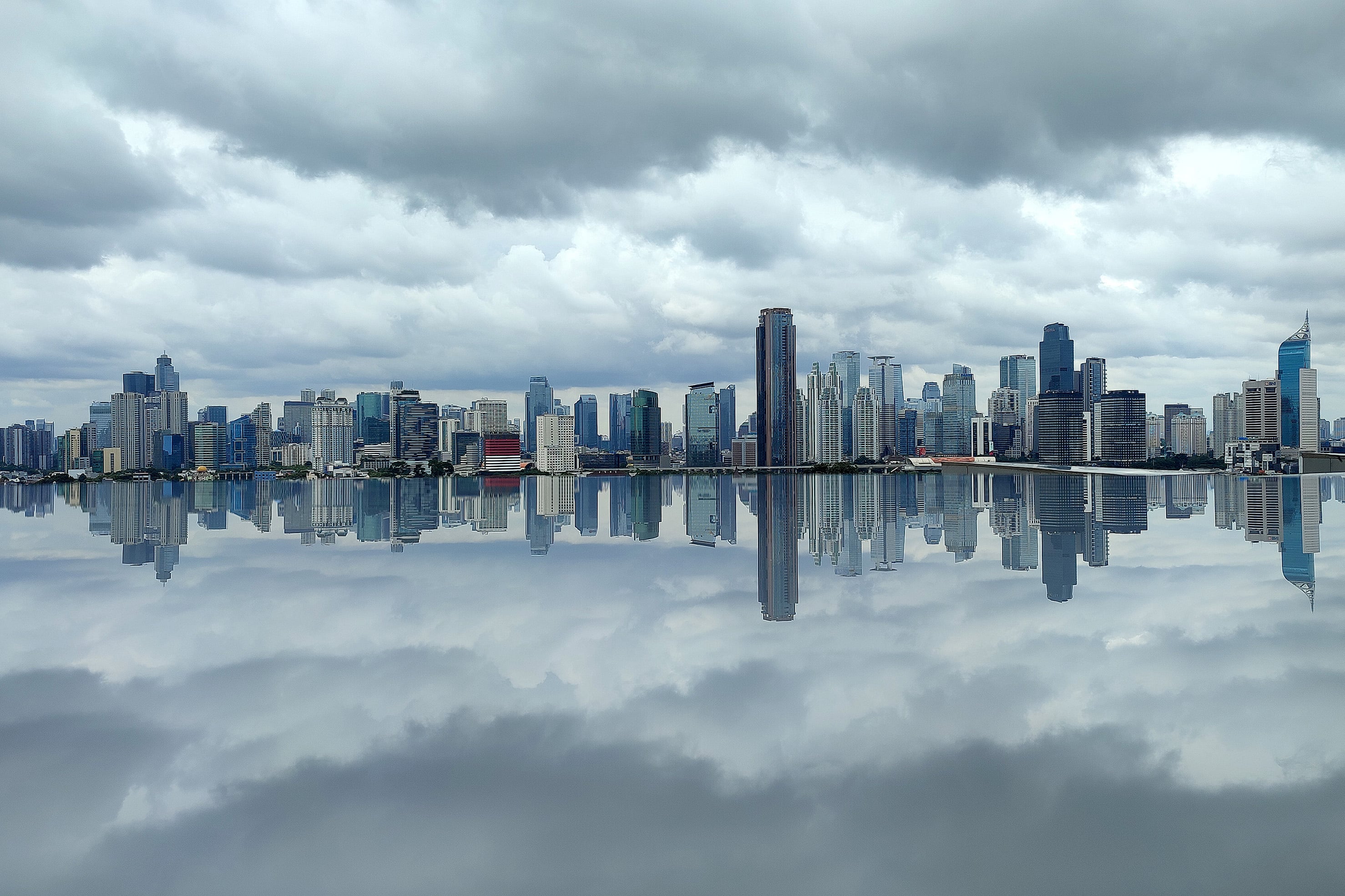 Deretan gedung perkantoran serta apartemen di kawasan Sudirman, Jakarta, Selasa (24/1/2023).