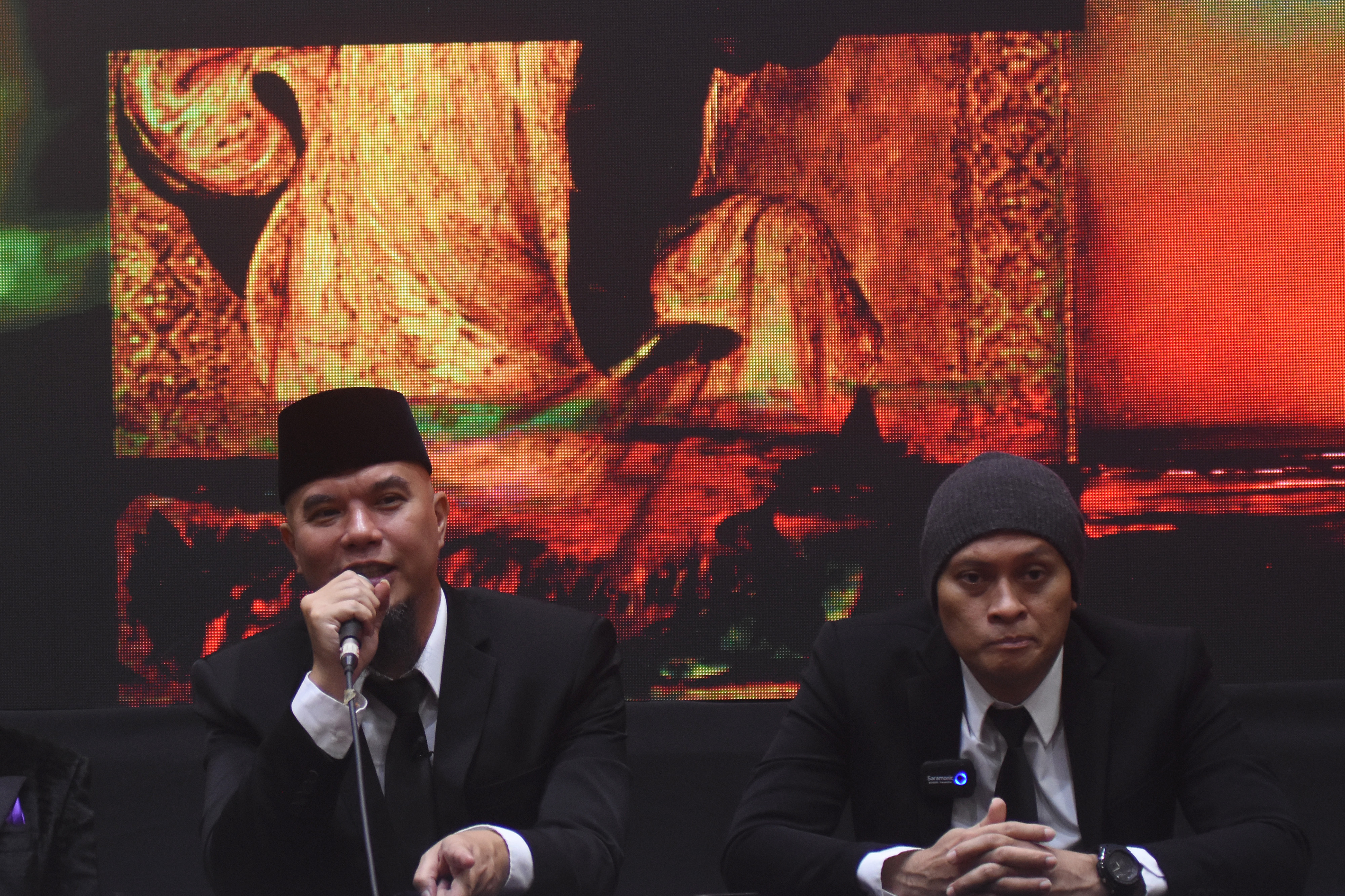 Personel grup band Dewa 19 Ahmad Dhani dan Andra Ramadhan memberikan keterangan pers saat peluncuran video klip Dewa 19 All Stars