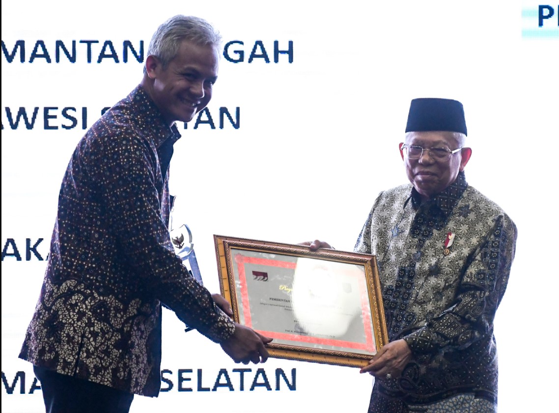 Gubernur Jawa Tengah Ganjar Pranowo (kiri) dan Wakil Presiden Ma'ruf Amin