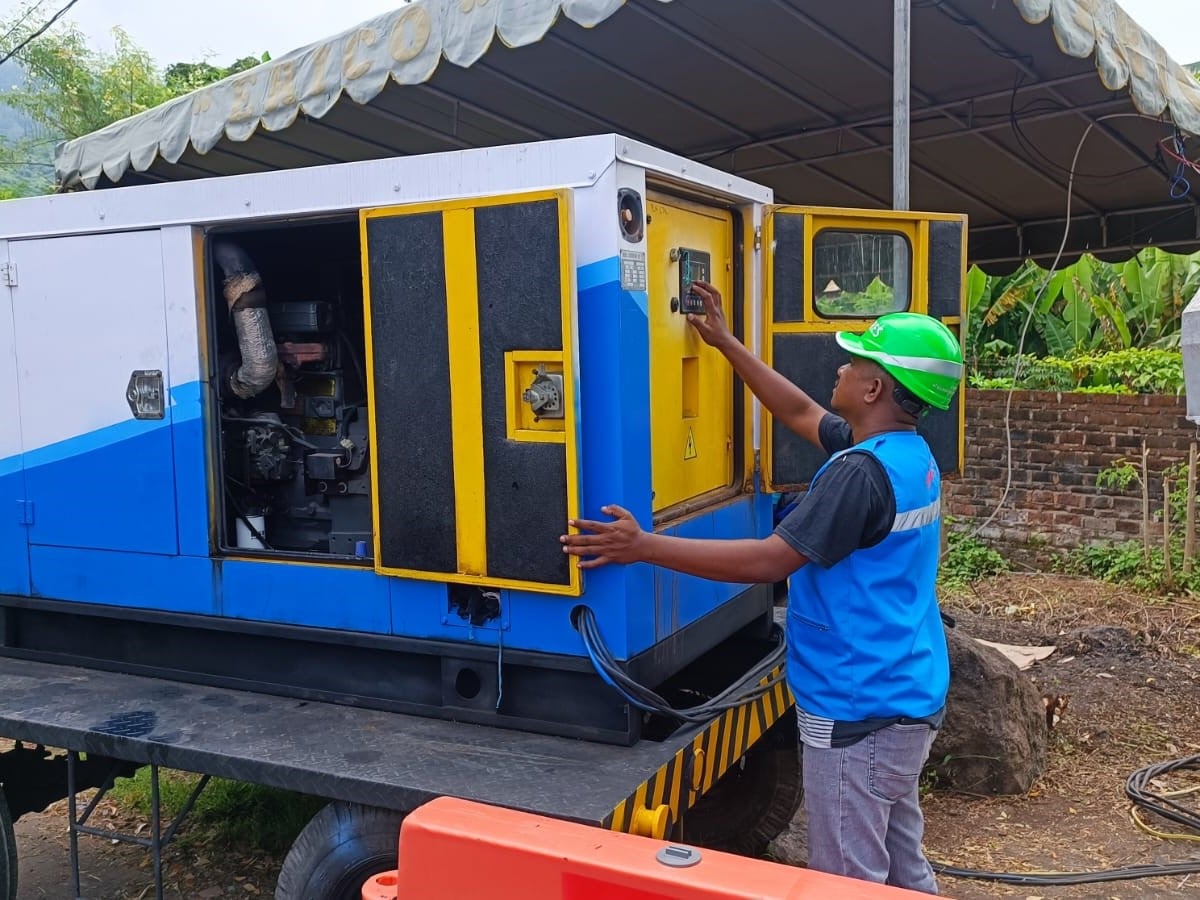 Petugas PLN Unit Layanan Larantuka.