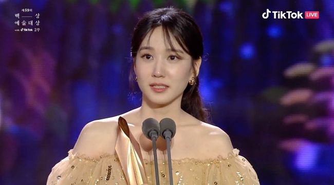 Park Eun Bin meraih anugrah Daesang dalam Baeksang Arts Awards ke-59 untuk perannya di drama Extraordinarry Attorney Woo.