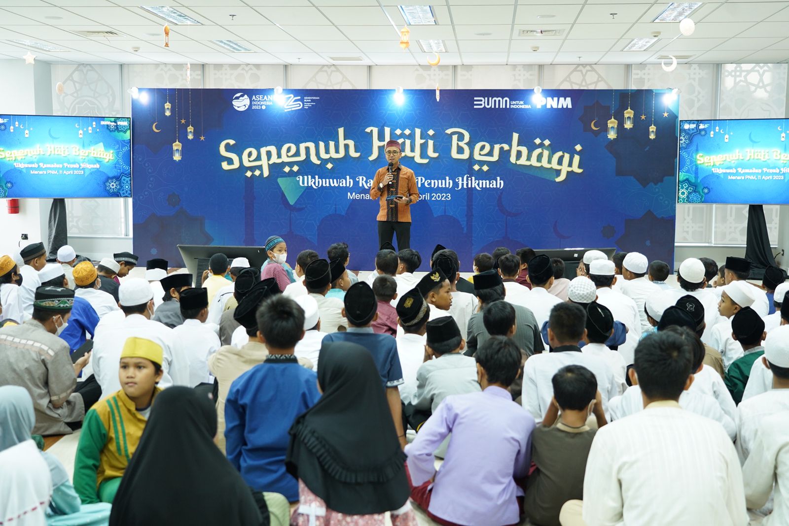 Mengusung tema Sepenuh Hati Berbagi, PNM berbagi bahagia dengan menjalin silaturahmi bersama 300 anak panti asuhan.