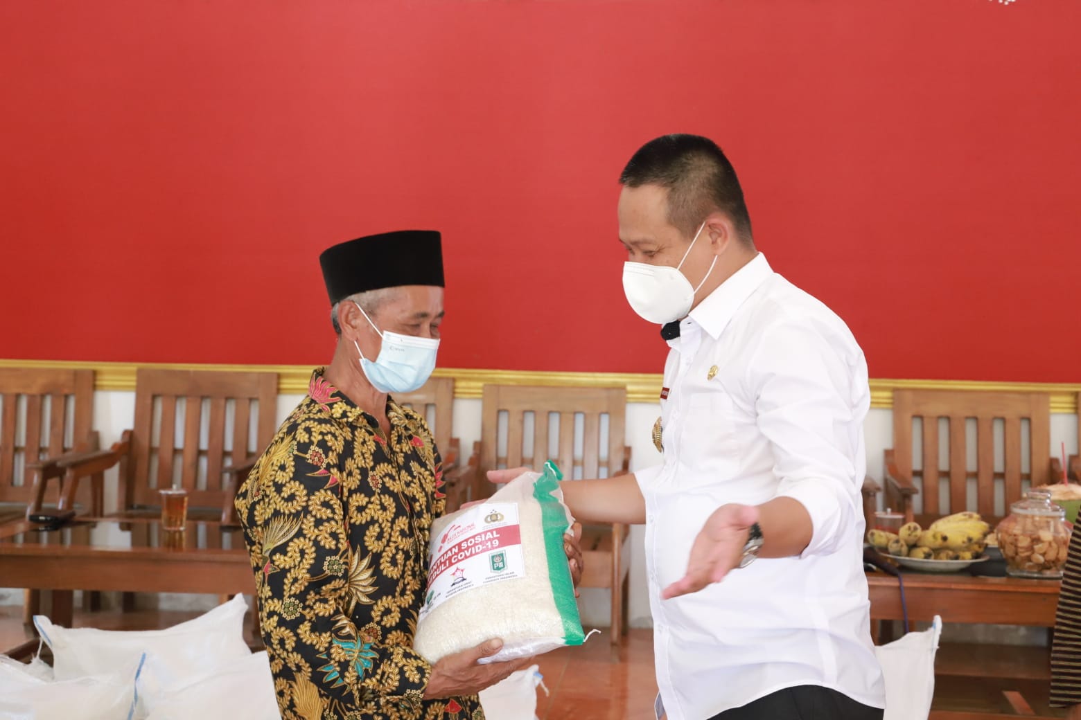 Bupati Kebumen  Arif Sugiyanto menyerahkan bantuan beras kepada warga