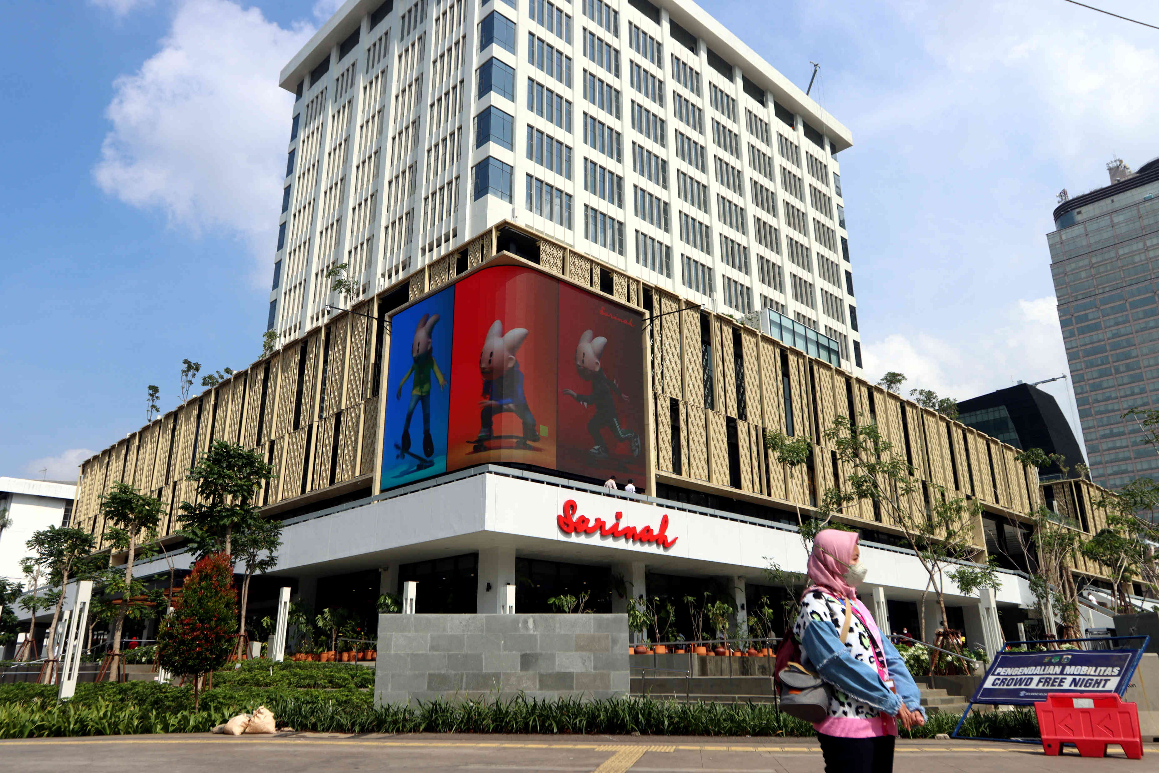 Warga berfoto di relief area museum Sarinah saat mengunjungi Mal Sarinah, Jakarta, Senin (28/3/2022). 