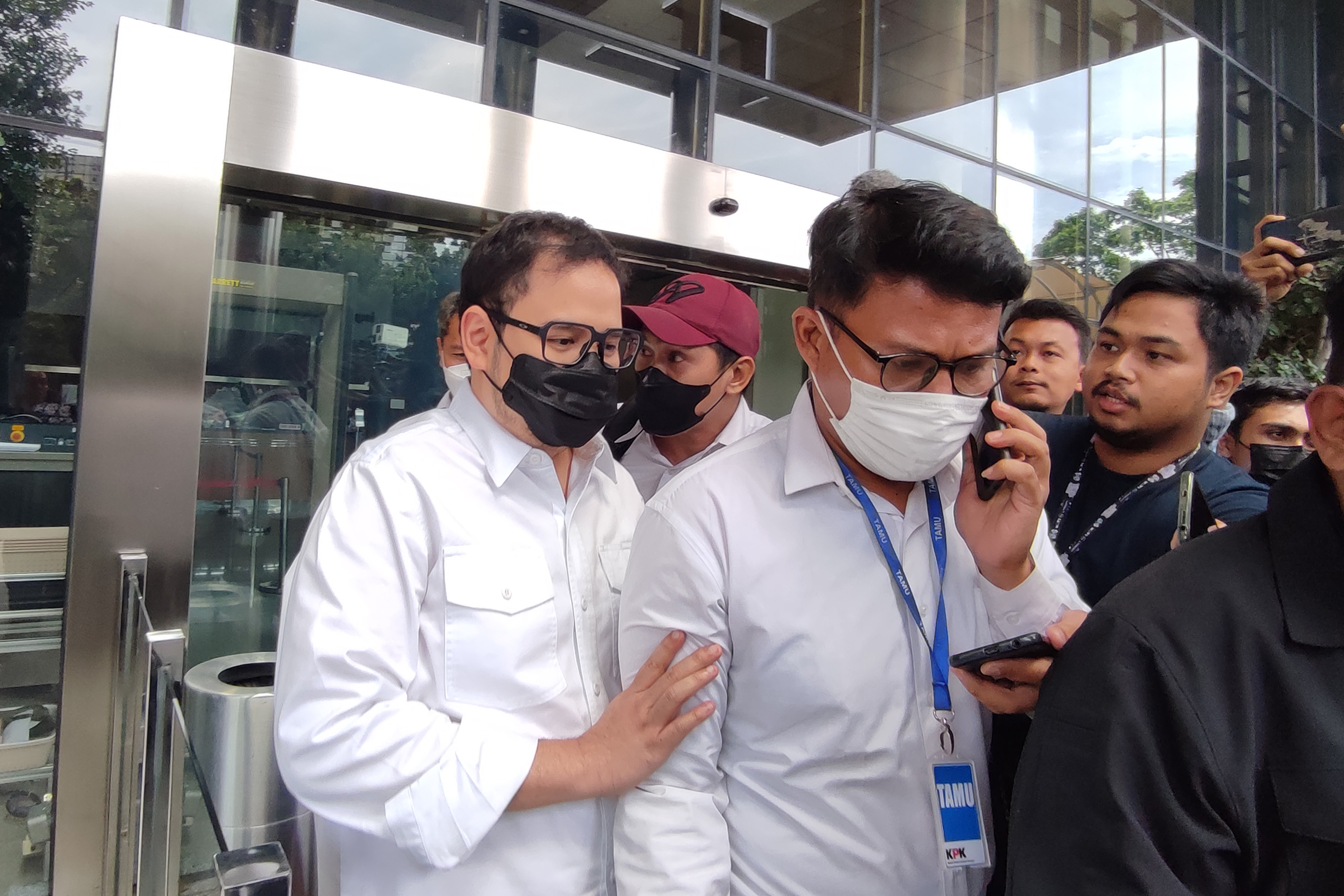 Saksi Mahendra Dito Sampurno dijaga pengawal keluar usai menjalani pemeriksaan di Gedung KPK