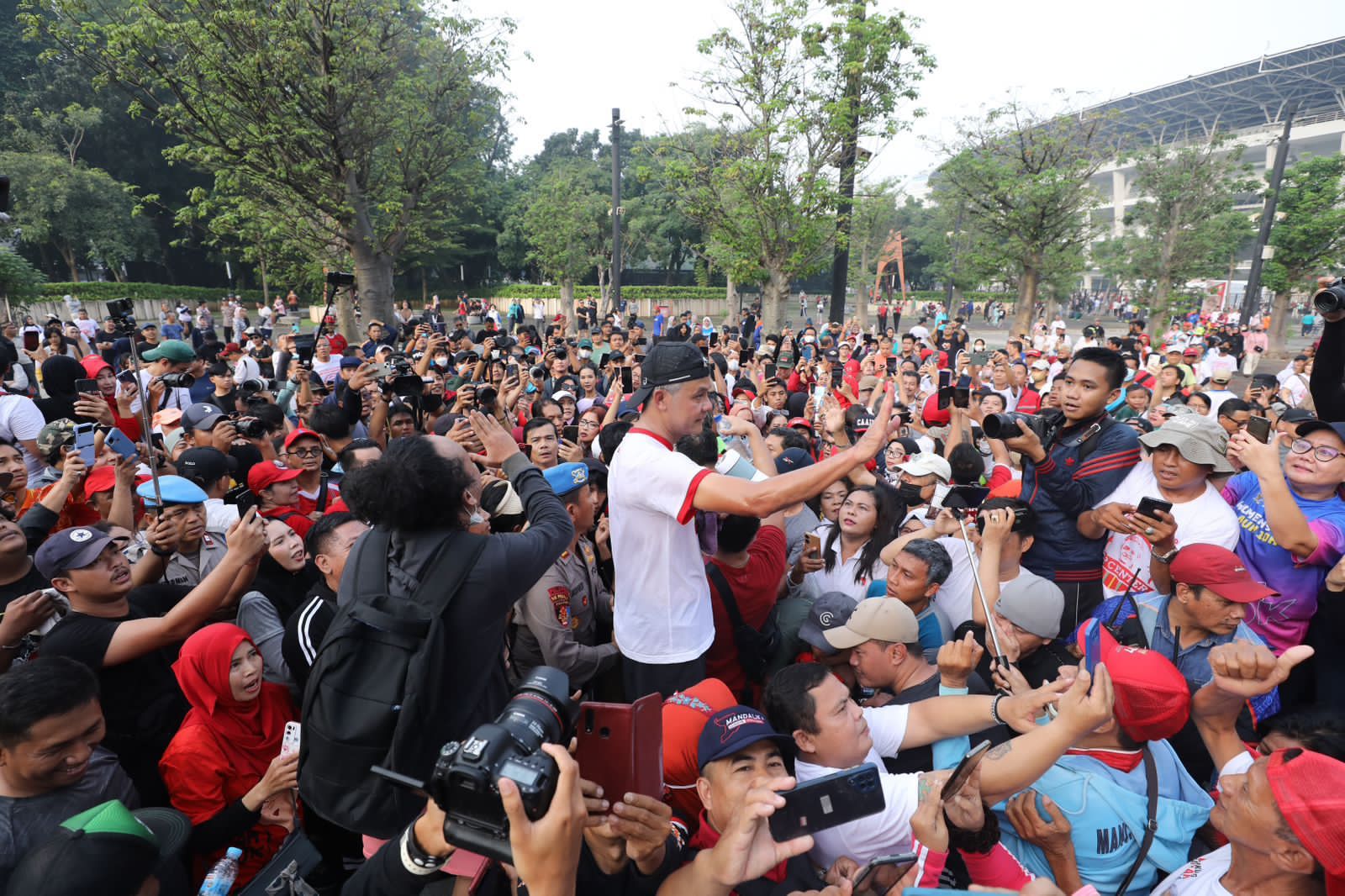 Gubernur Jawa Tengah Ganjar Pranowo berolahraga di kawasan GBK, MInggu (30/4)