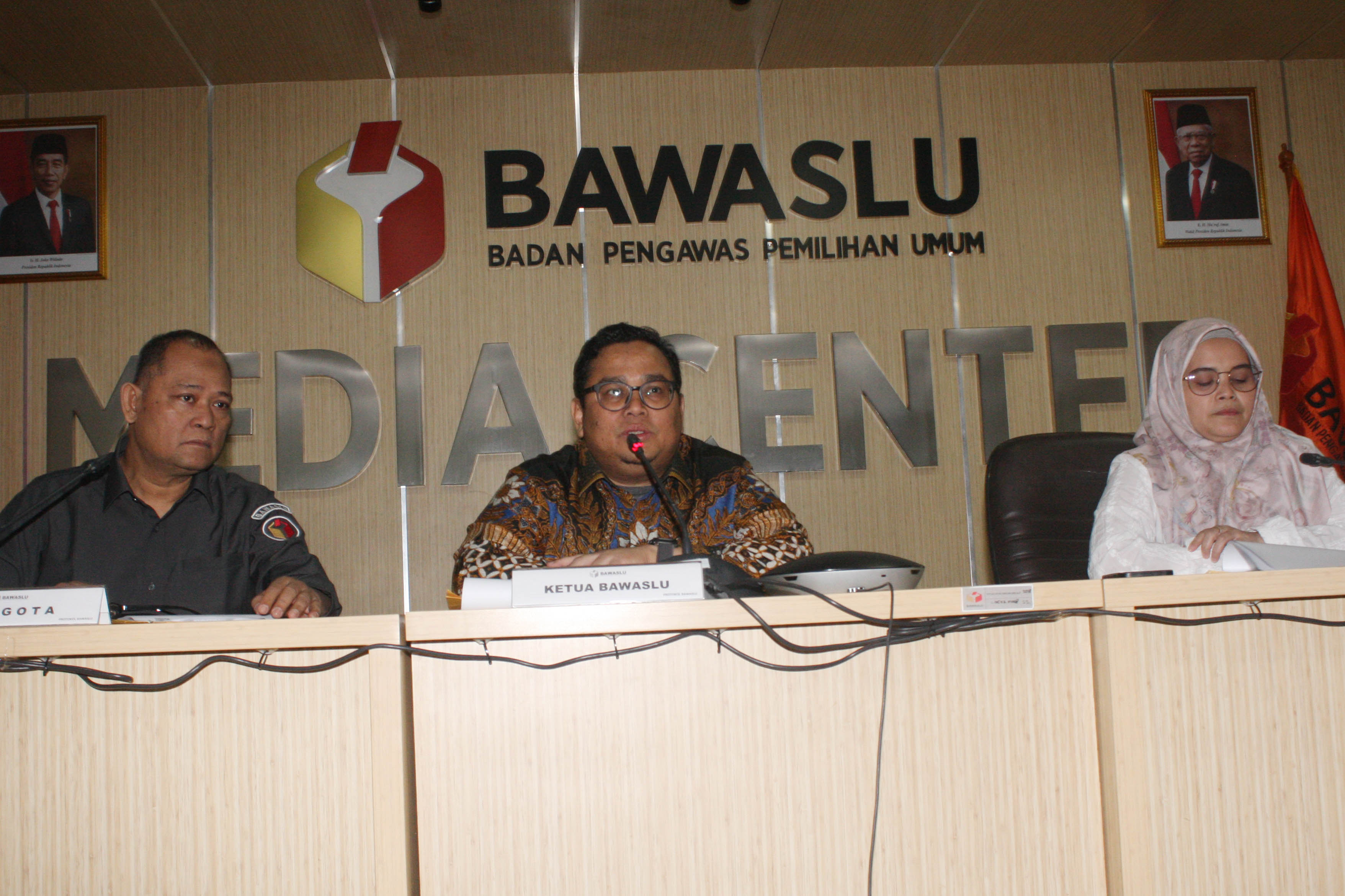 Ketua Bawaslu RI Rahmat Bagja (tengah) menyampaikan hasil tindaklanjut dugaan pelanggaran dalam peristiwa pembagian uang zakat dalam amplop 