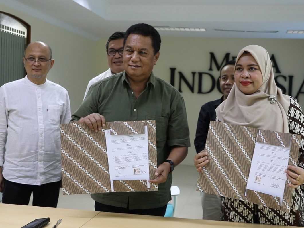 Ketua KPAI Ai Maryati dan Direktur Utama Media Indonesia Gaudensius Suhardi, Rabu (12/4), di kantor Media Indonesia, Kedoya, Jakarta Barat.