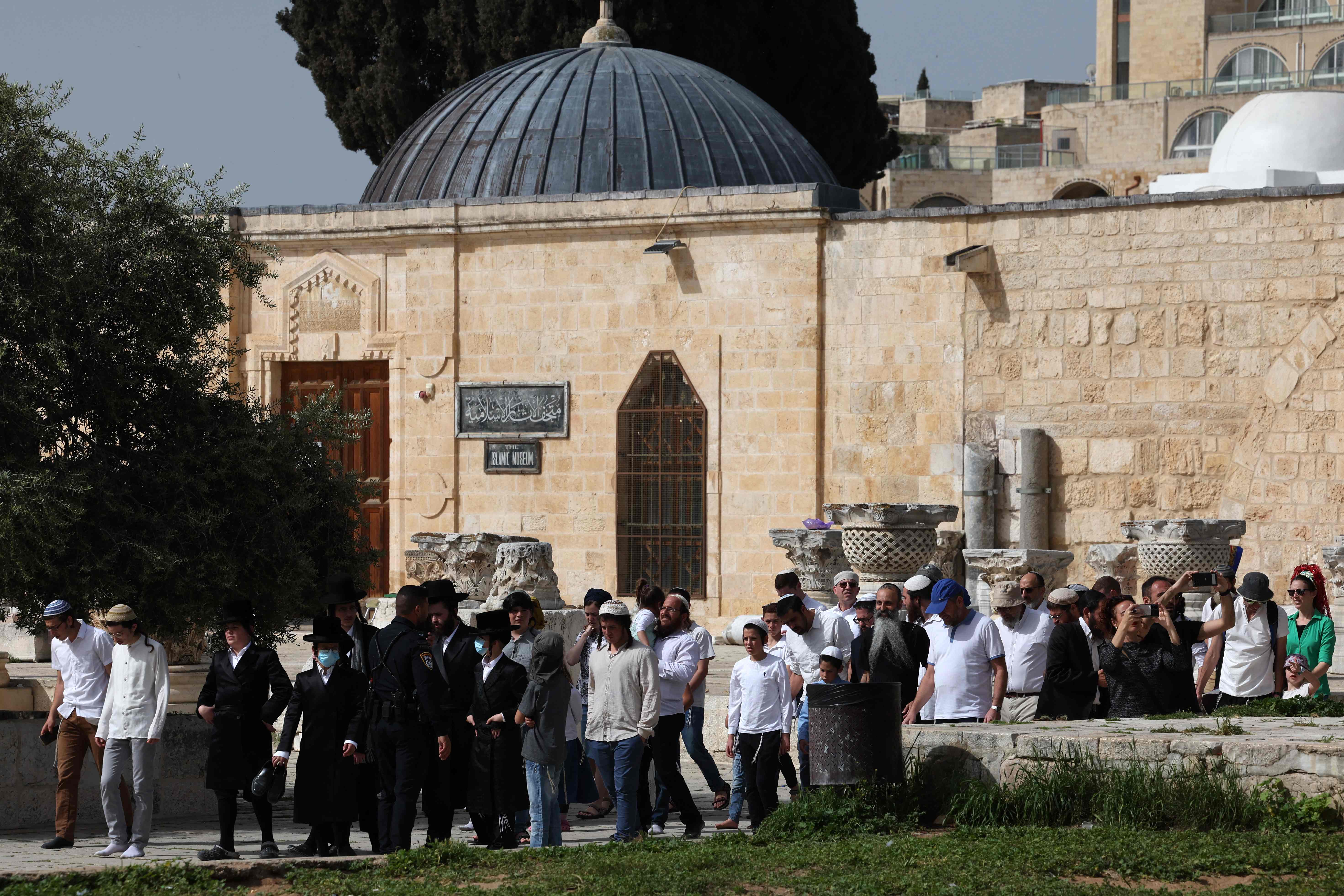 Warga Yahudi berada di Temple Mount atau yang lebih dikenal sebagai Masjid Al Aqsa.
