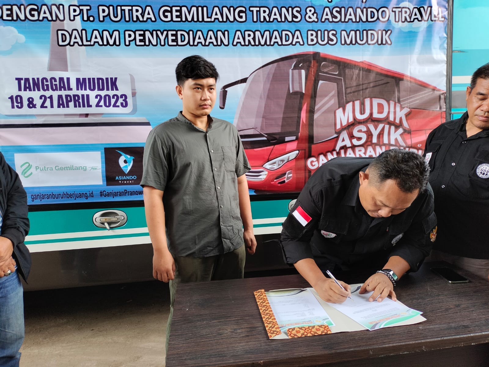 Ganjaran Buruh Berjuang memfasilitasi kaum pekerja yang akan mudik ke Jawa Tengah dari Karawang