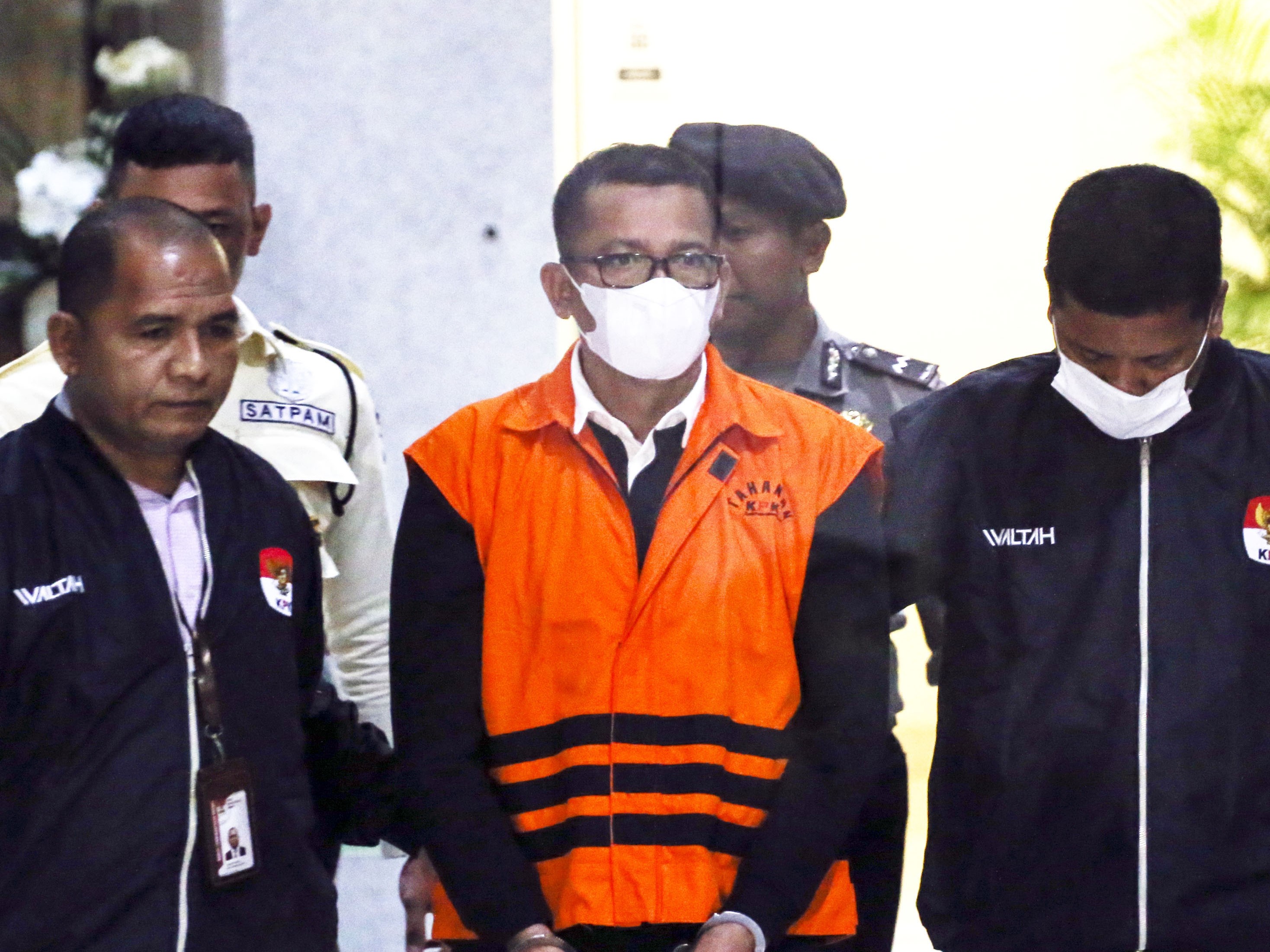 Bupati Kepulauan Meranti Muhammad Adil (tengah) menggunakan rompi tahanan usai terjaring Operasi Tangkap Tangan (OTT).