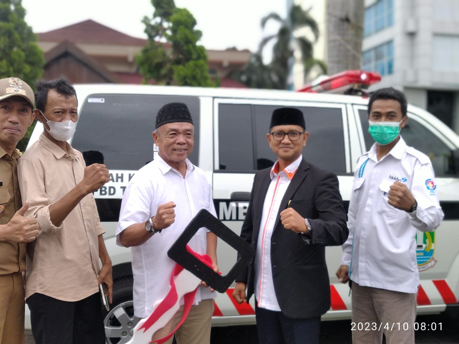 Alimudin menyerahkan secara simbolis bantuan mobil ambulans kepada perwakilan warga.