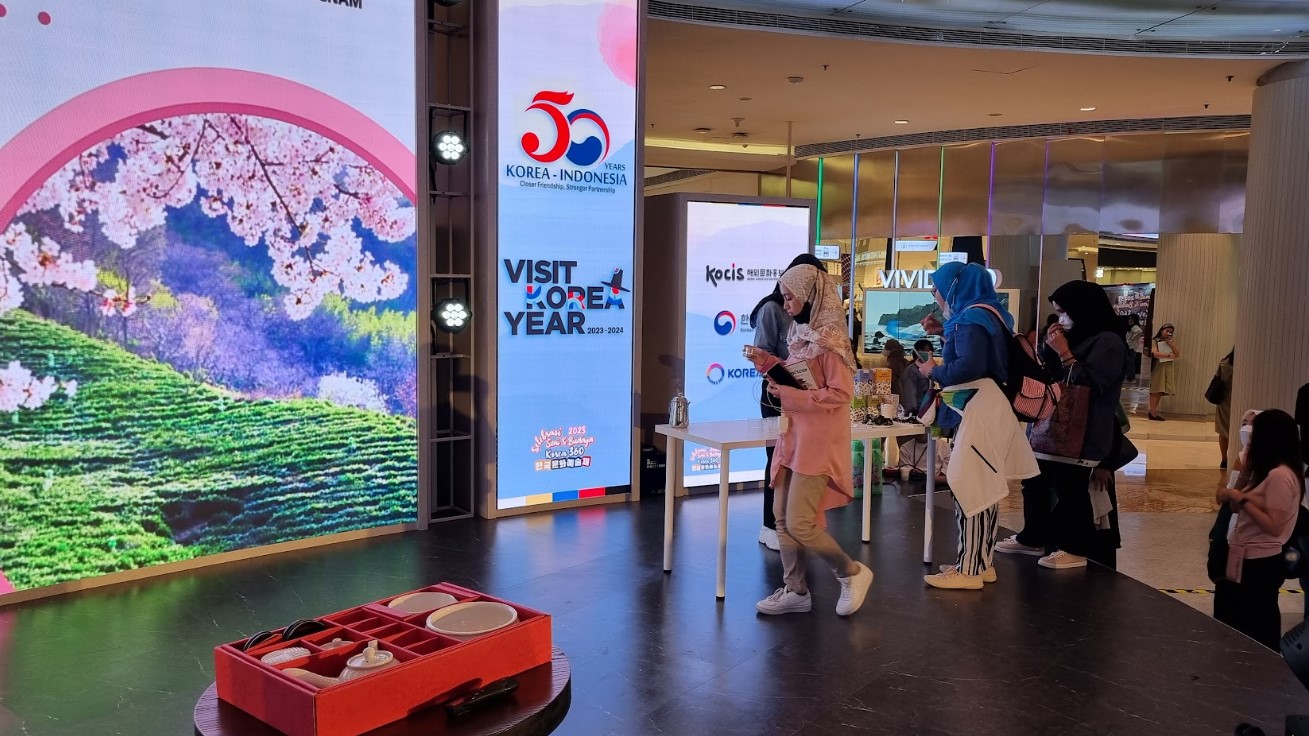 Pengunjung mencoba teh Gyeongnam di Lotte Shopping Avenue