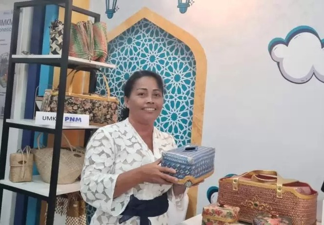 Nasabah PNM Mekaar, Ni Luh Librayant dari Balii, pengrajin anyaman bambu dan rotan dan berpartispasi di Bazaar UMKM Untuk Indonesia.