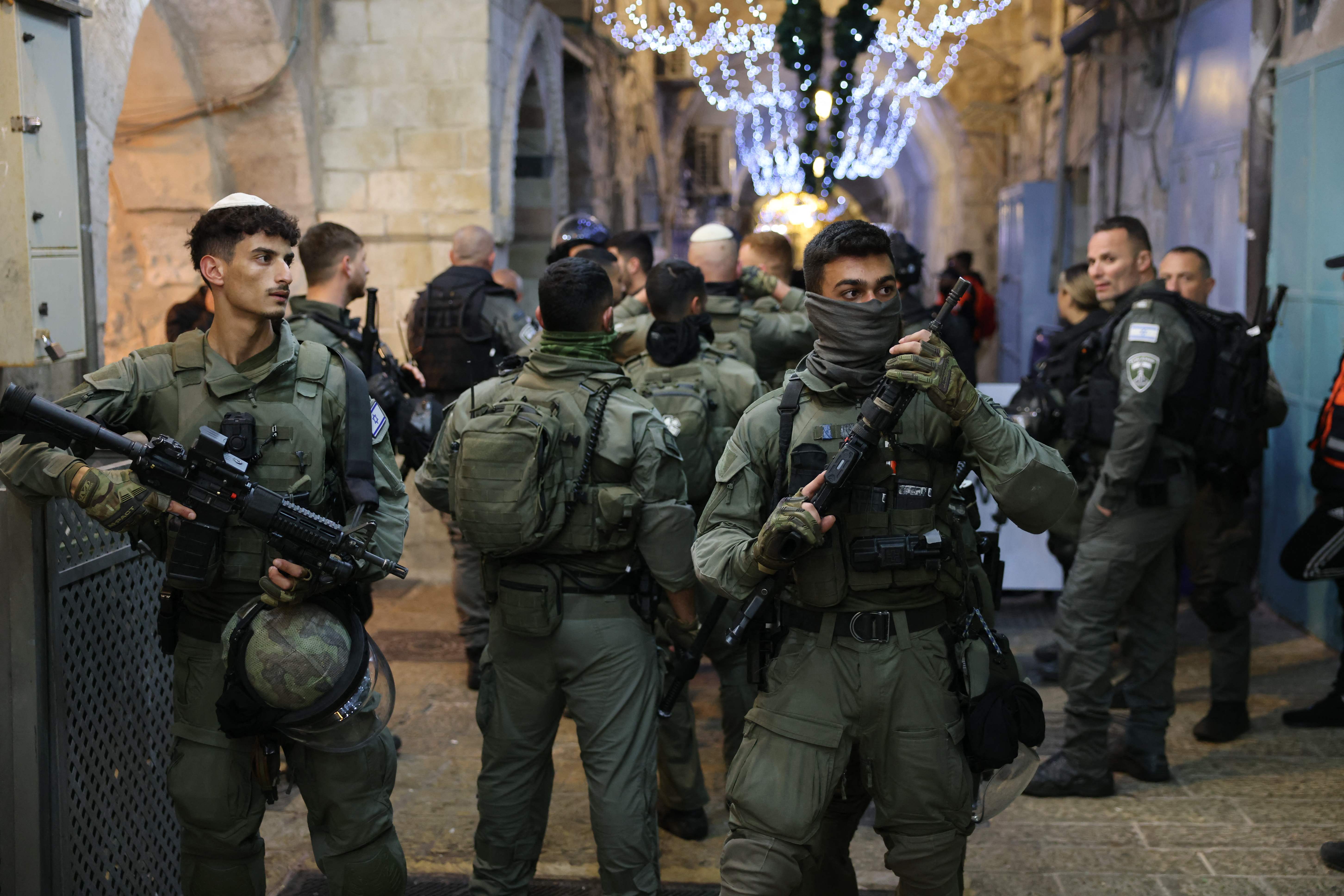 Tentara Israel memperketat penjagaan di kompleks Masjid Al-Aqsa, Kamis (6/4).