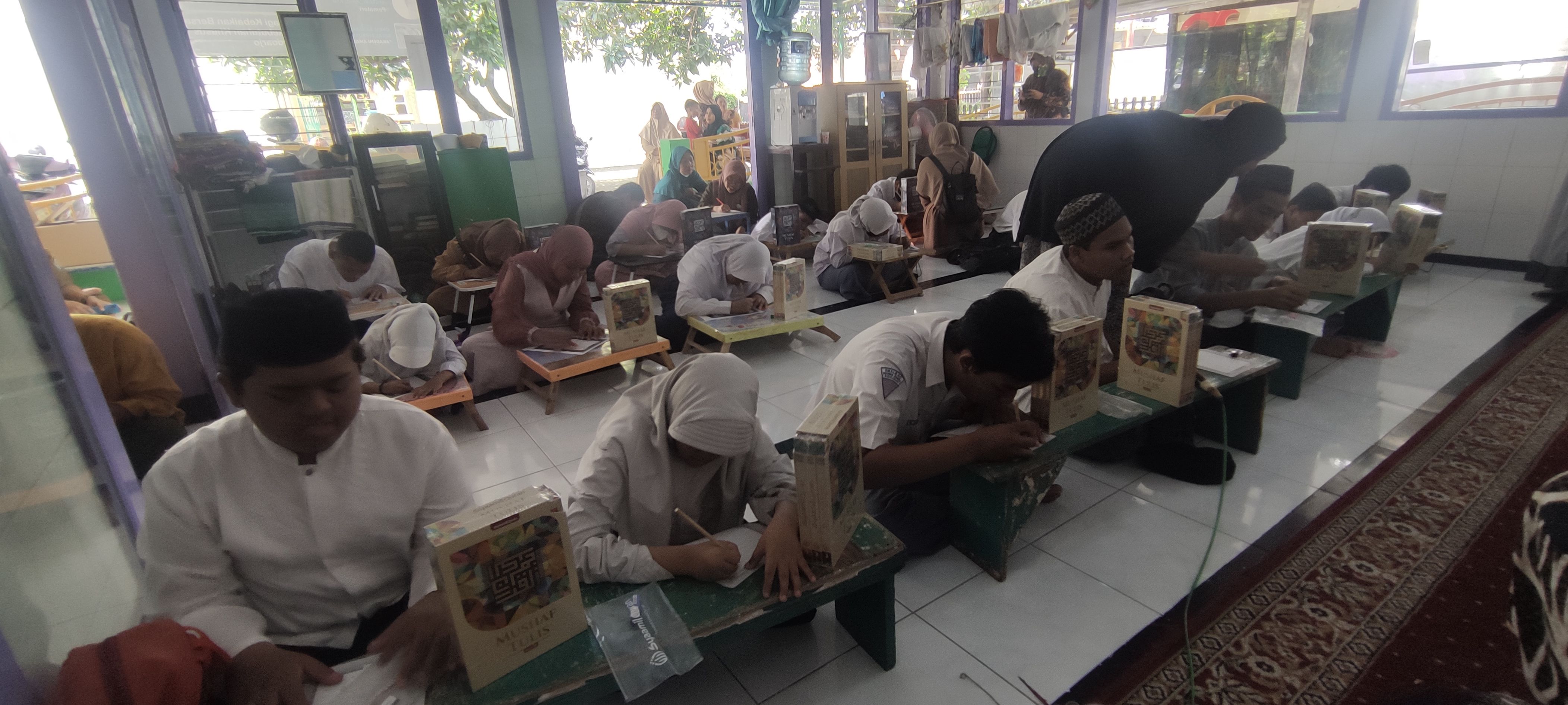 Sejumlah siswa SLB di Sidoarjo mengikuti pelatihan menulis Alquran