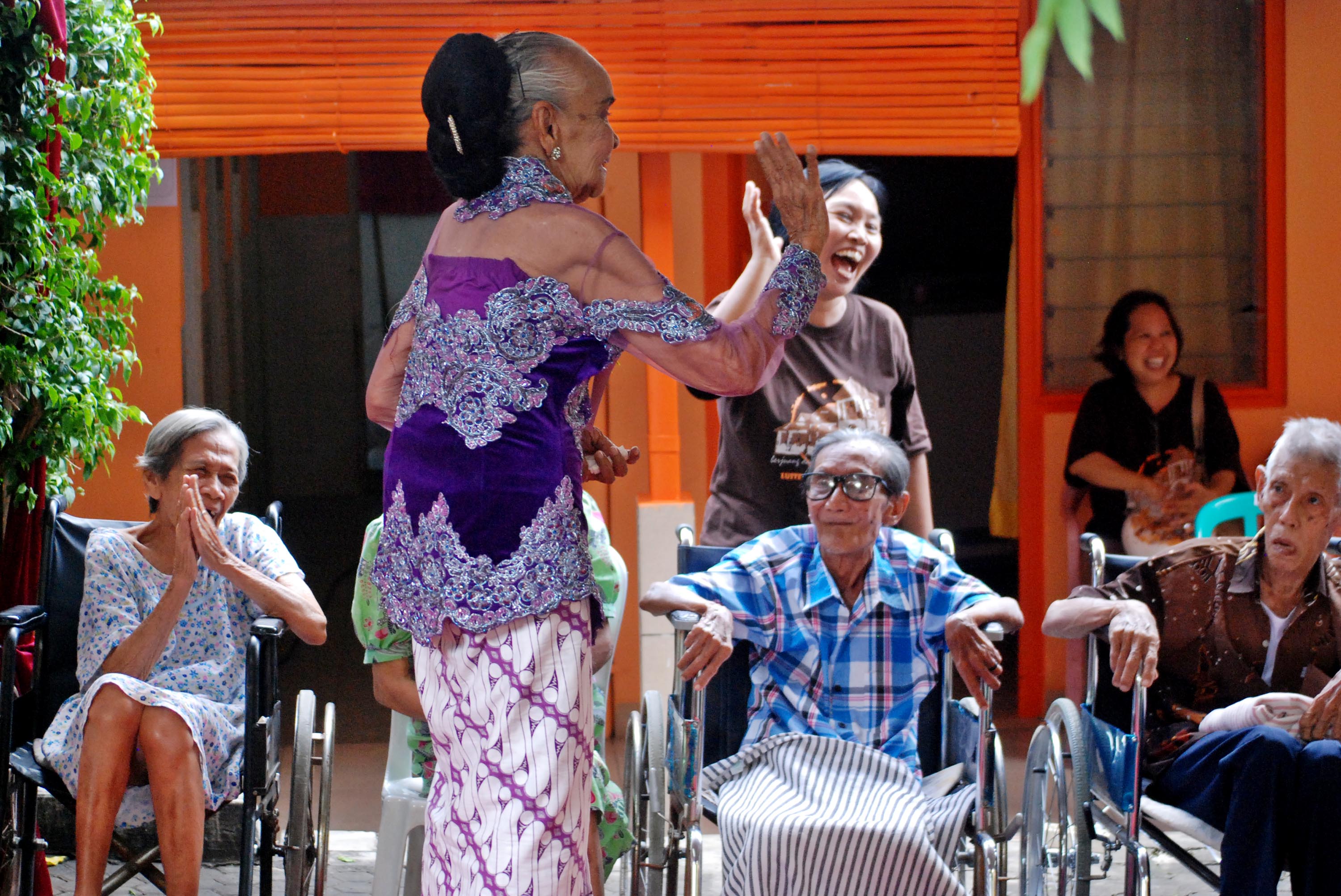 Manfaatkan Layanan Safari Ramadan, Lansia Lamongan Cek Kesehatan Gratis