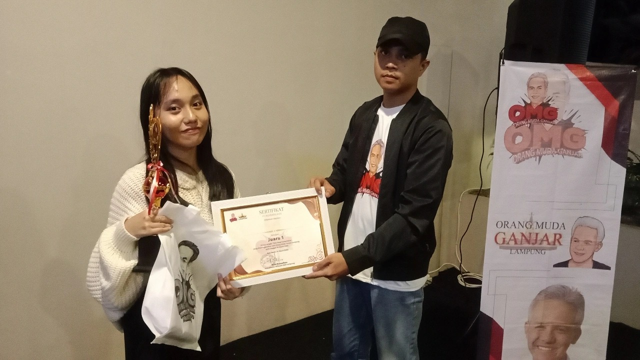 Pemenang lomba nyanyi yang digelar OMG Lampung menerima hadiah dan piagam