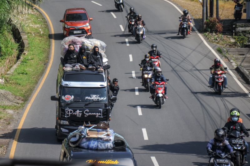 Sejumlah pemudik berada di atas transportasi umum saat melintasi jalur Nagreg, Kabupaten Bandung, Jawa Barat.