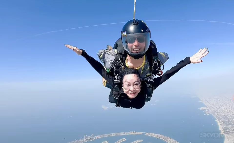 Aksi Wenny Sukamto bersama seorang profesional sky-diver. 