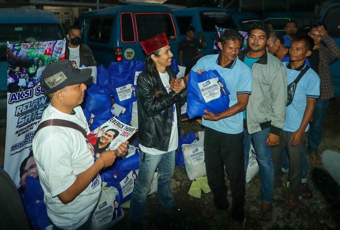 Relawan Sahabat Setia Erick Bagikan Sembako ke Sopir Angkot Bogor