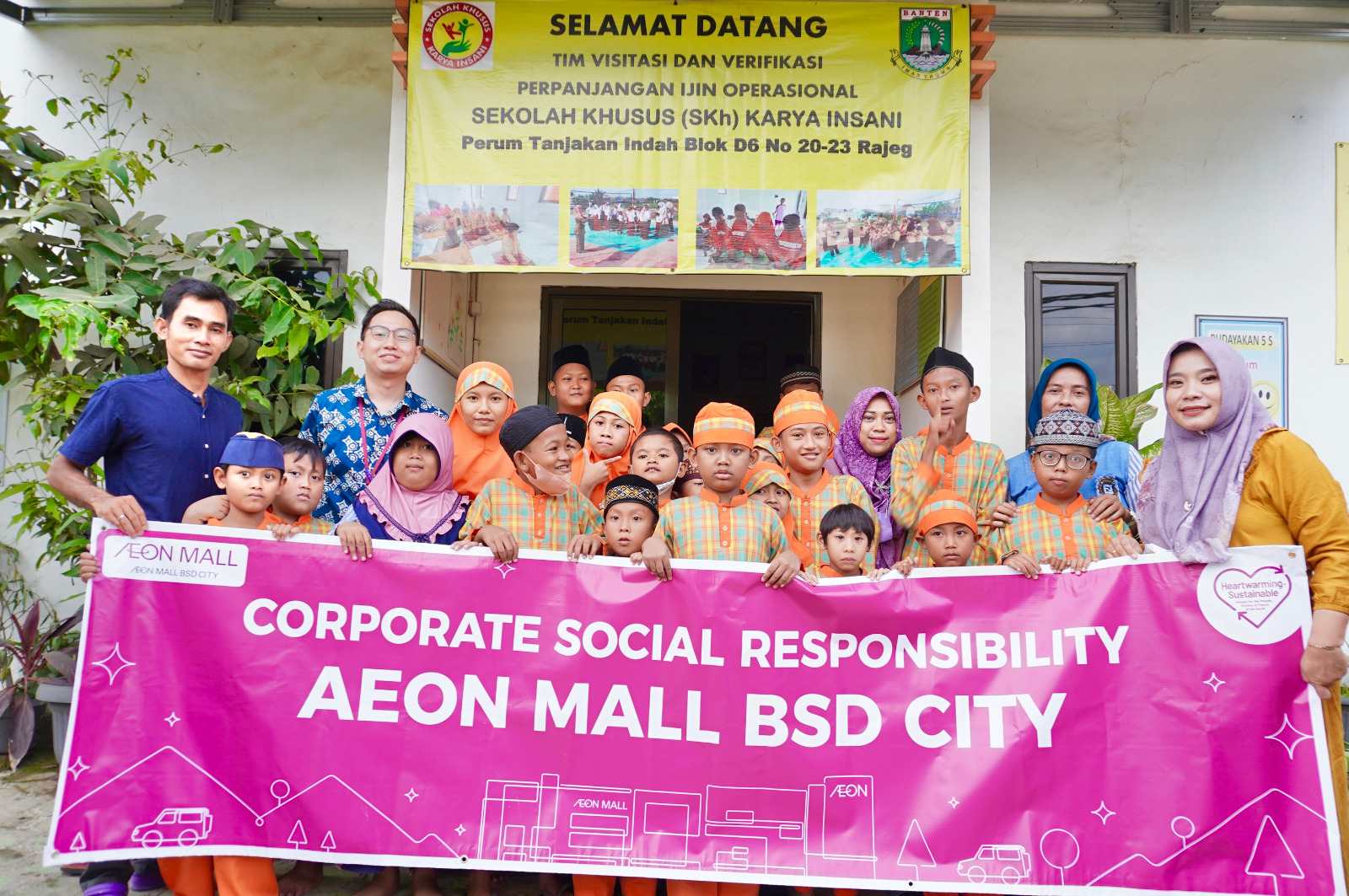 Aeon Mall BSD City menggelar kegiatan buka bersama murid Sekolah Khusus (SKH) Karya Insani yang berlokasi di Rajeg, Kabupaten Tangerang.