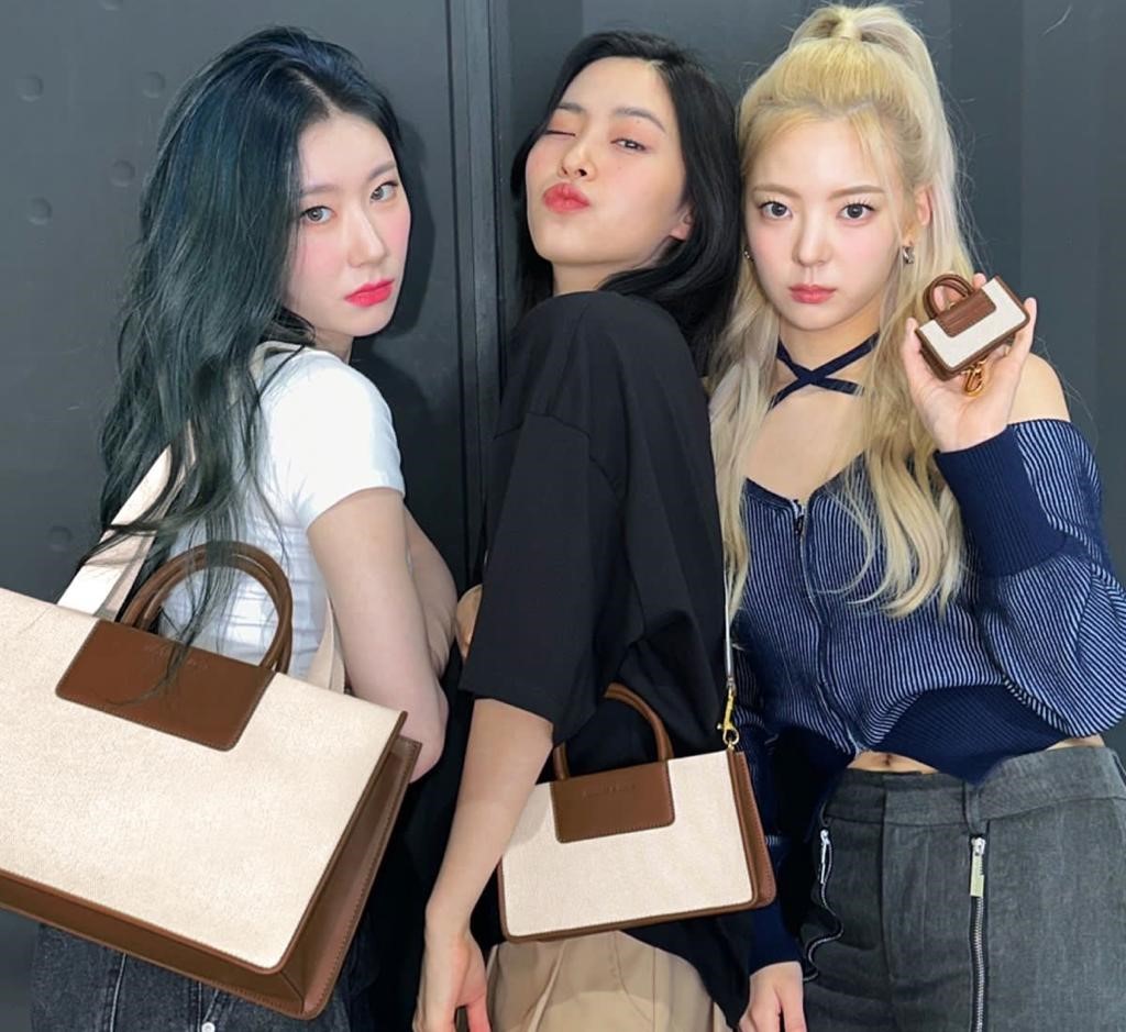 Charles & Keith berkolaborasi dengan  ITZY merilis koleksi kapsul kedua dari Itzy X Charles & Keith: ITZ Mine, yaitu tas tote canvas Astra. 
