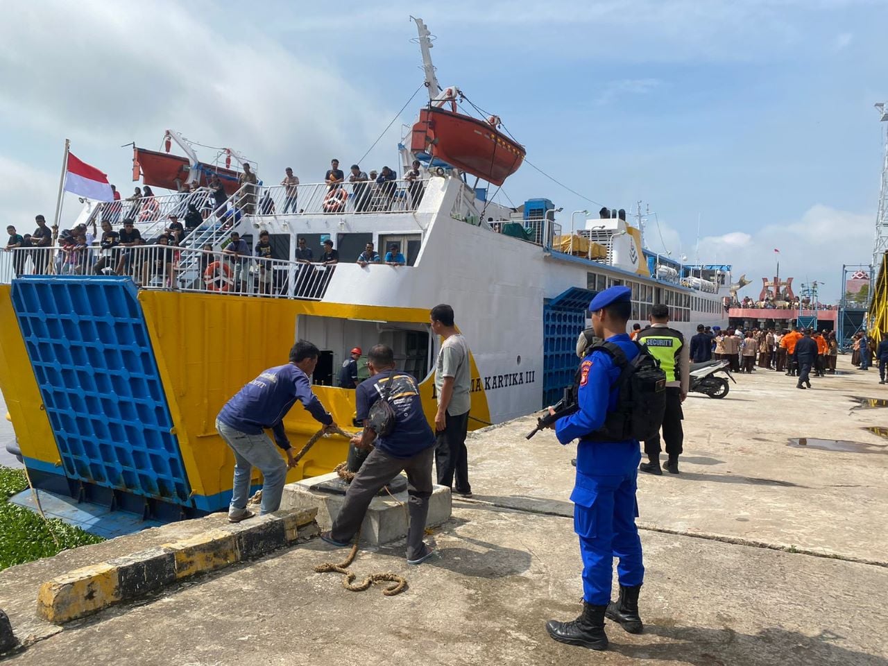 Personel Dirpolairud Polda Kalteng berjaga di pelabuhan selama libur Lebaran 2023.
