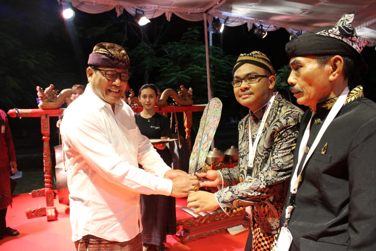 Sekda Kota Denpasar Ida Bagus Alit Wiradana membuka festival wayang