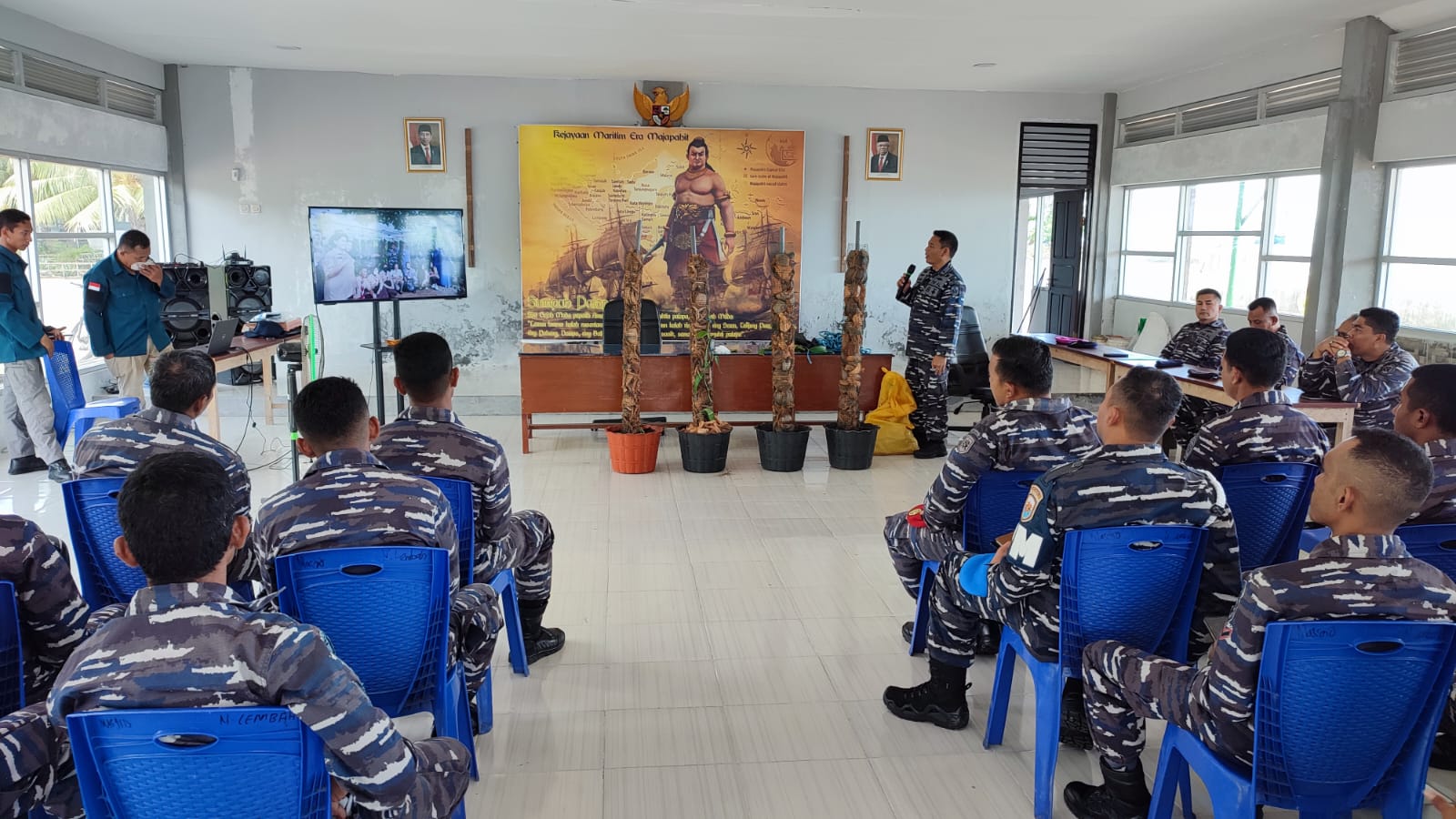 Tingkatkan Ekspor, Anggota Lanal Maumere Dilatih Budi Daya Vanili