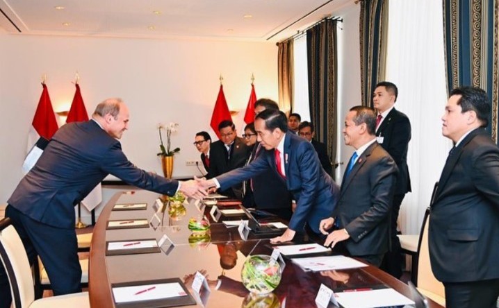 Menteri Investasi/Kepala BKPM Bahlil Lahadalia (kedua dari kanan) kala mendampingi Presiden Jokowi di Hannover Masse.