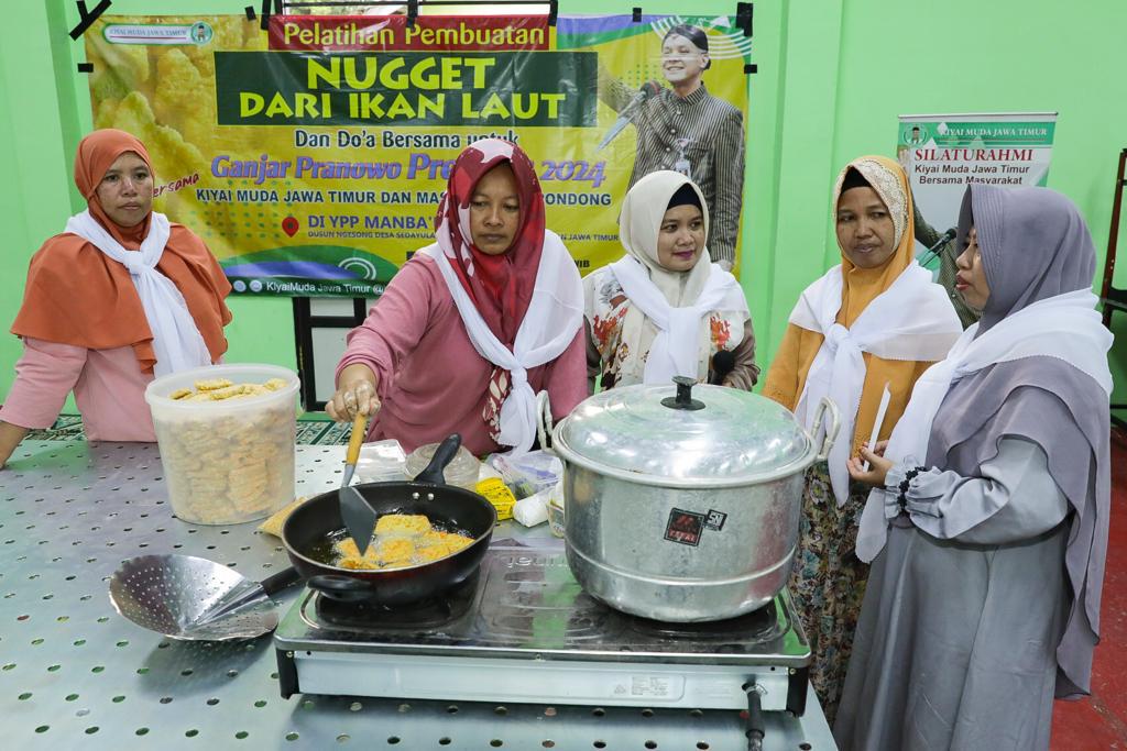 Sejumlah ibu di Lamongan belajar membuat nuget berbahan ikan laut