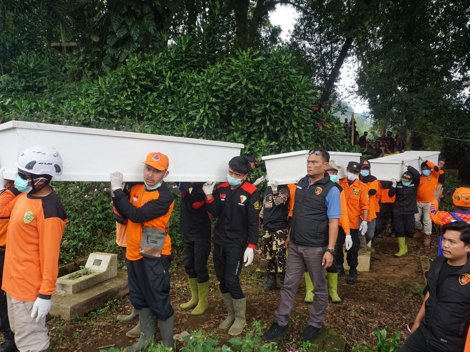 Petugas mengevakuasi korban pembunuhan dukun pengganda uang.