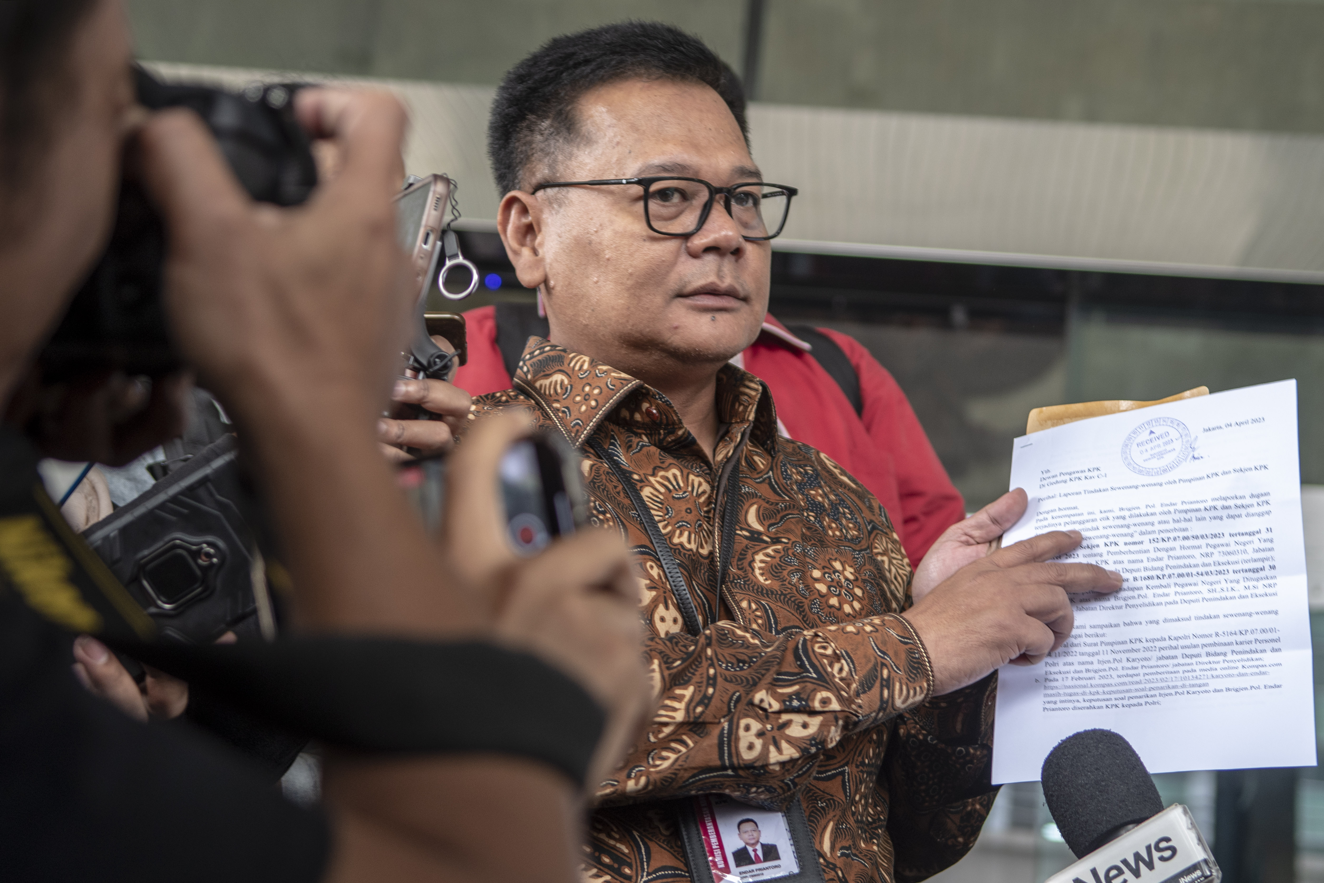Mantan Direktur Penyelidikan KPK Brigjen Endar Priantoro menunjukan surat pemberhentian dirinya dari jabatan Direktur Penyelidikan KPK 