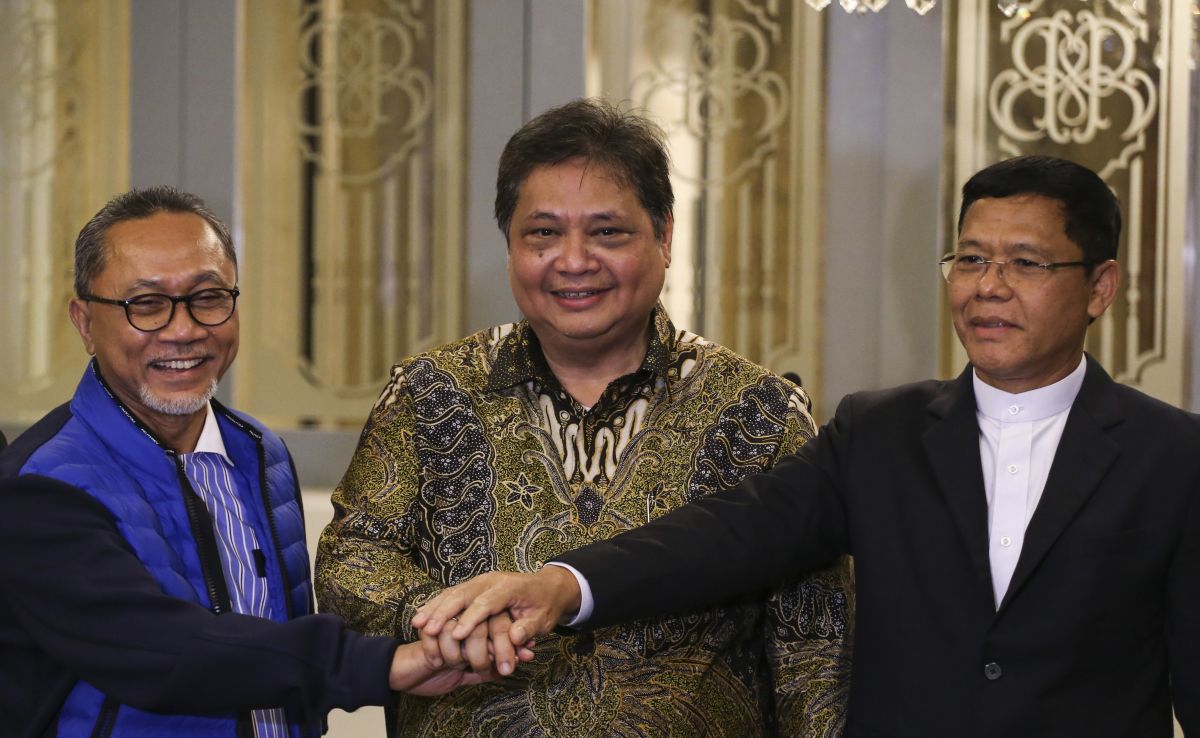 Ketum PAN Zulkifli Hasan (kiri), bertumpu tangan dengan Ketum Partai Golkar Airlangga Hartarto (tengah) dan Plt Ketum PPP Mardiono (kanan)
