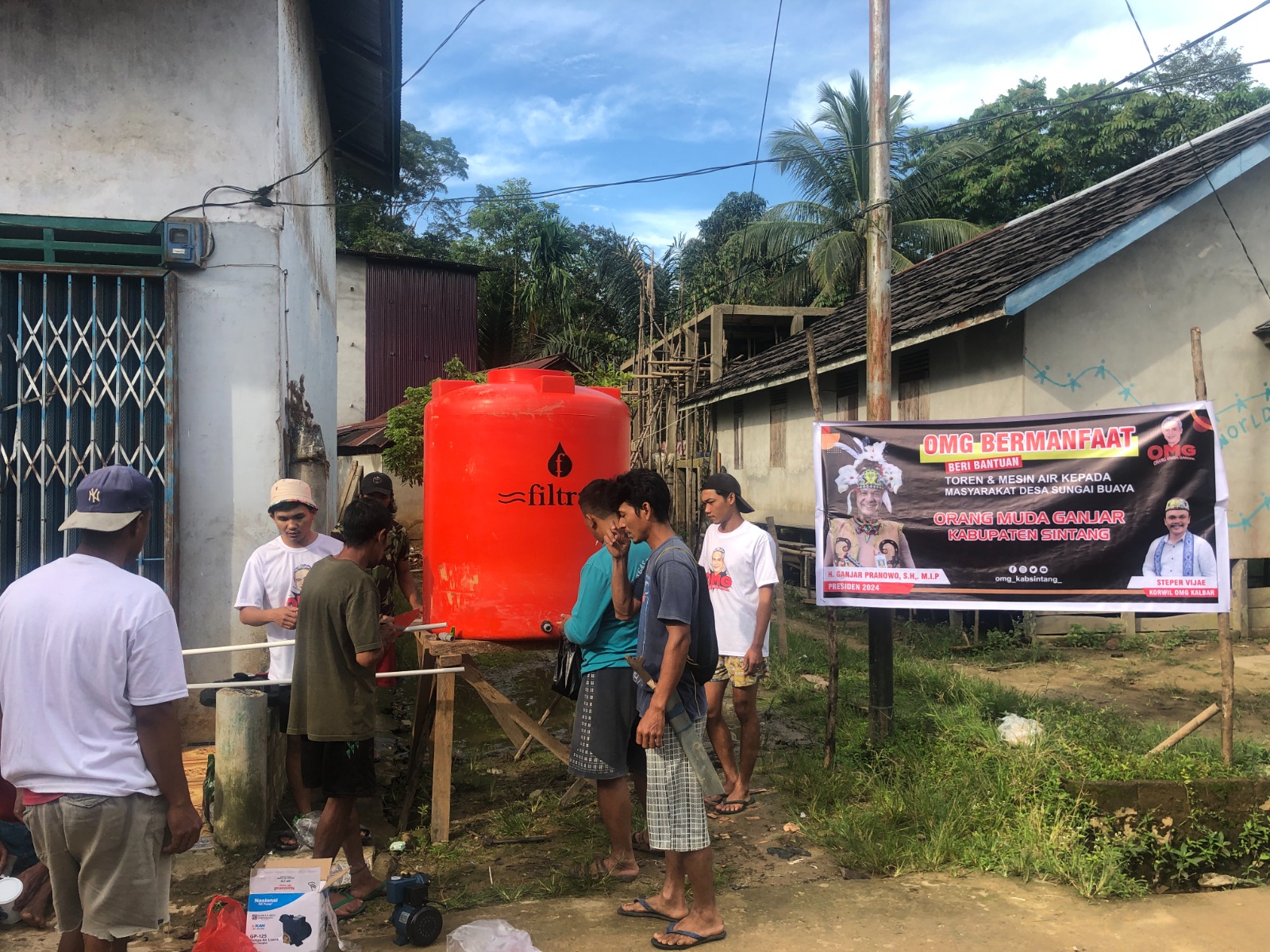 Warga Desa Sungai Buaya, Kecamatan Kayan Hilir, Kabupaten Sintang memasang toren air komunal bantuan dari OMG Kalbar