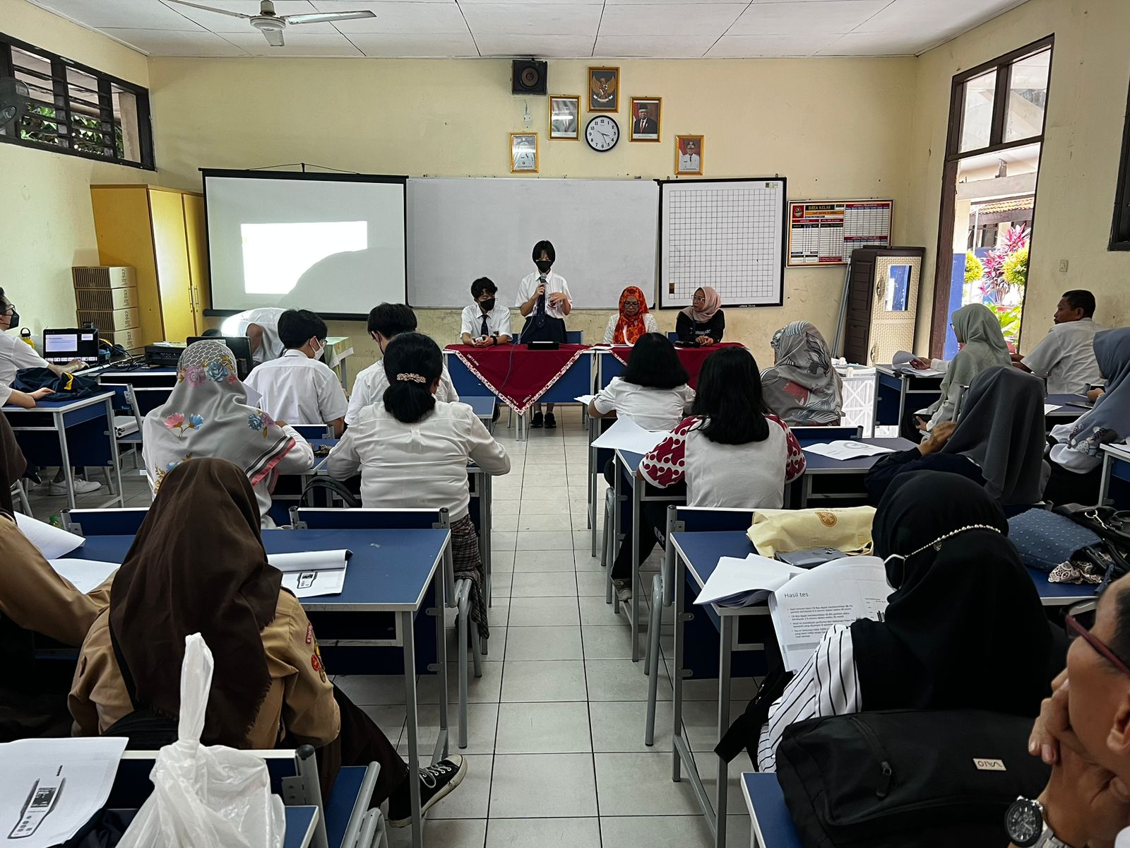 Siswa ACS Jakarta tengah menjelaskan kepada guru dan beberapa siswa SMPN 28 Depok mengenai cara kerja CR-box termasuk cara pembuatannya.