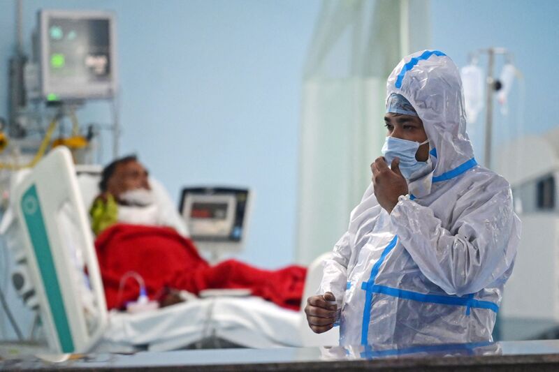 Tenaga medis menangani pasien covid-19.