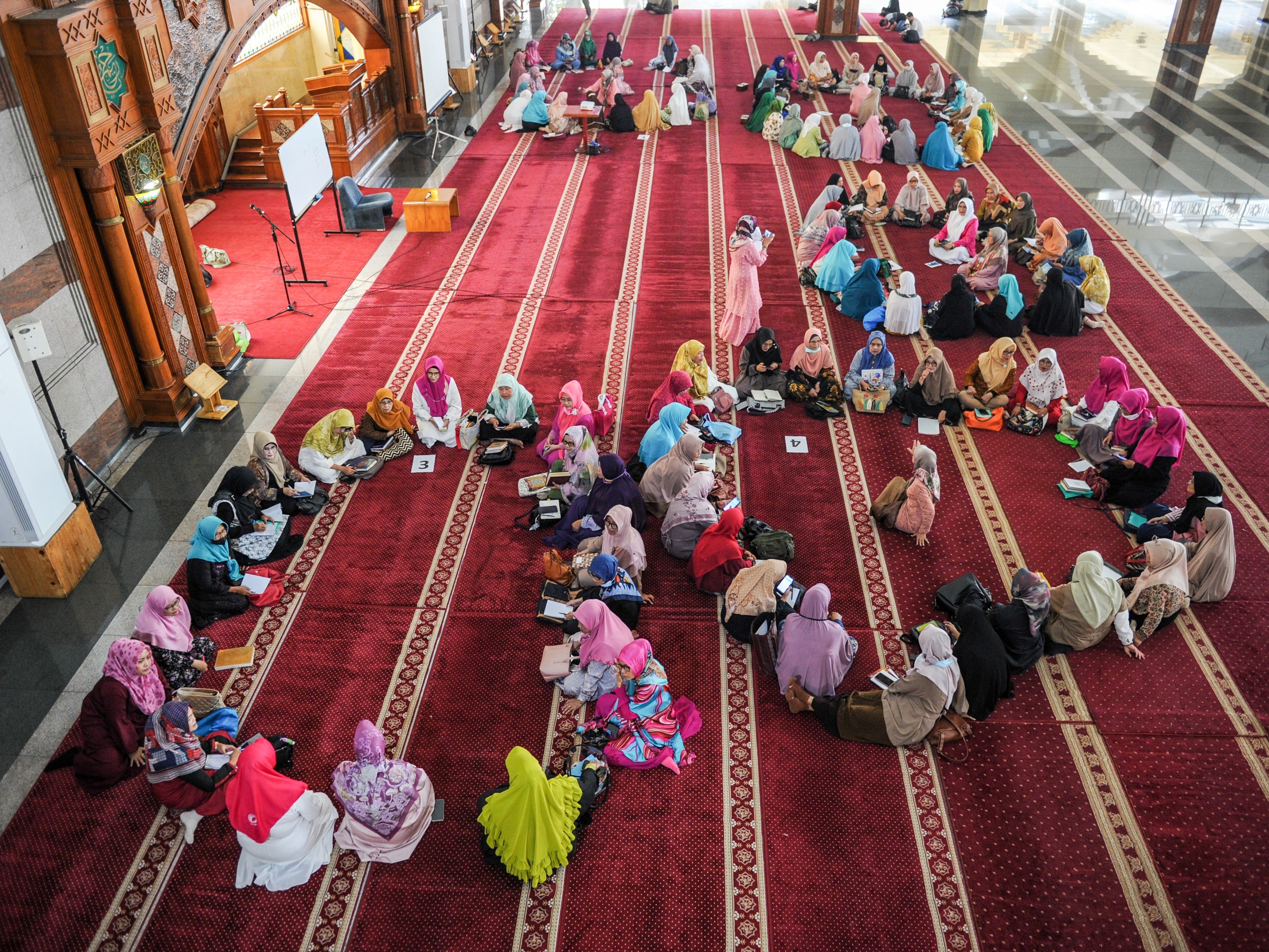Warga lansia mengikuti Pesantren Ramadhan di Pusdai, Bandung, Jawa Barat, Rabu (5/4/2023).