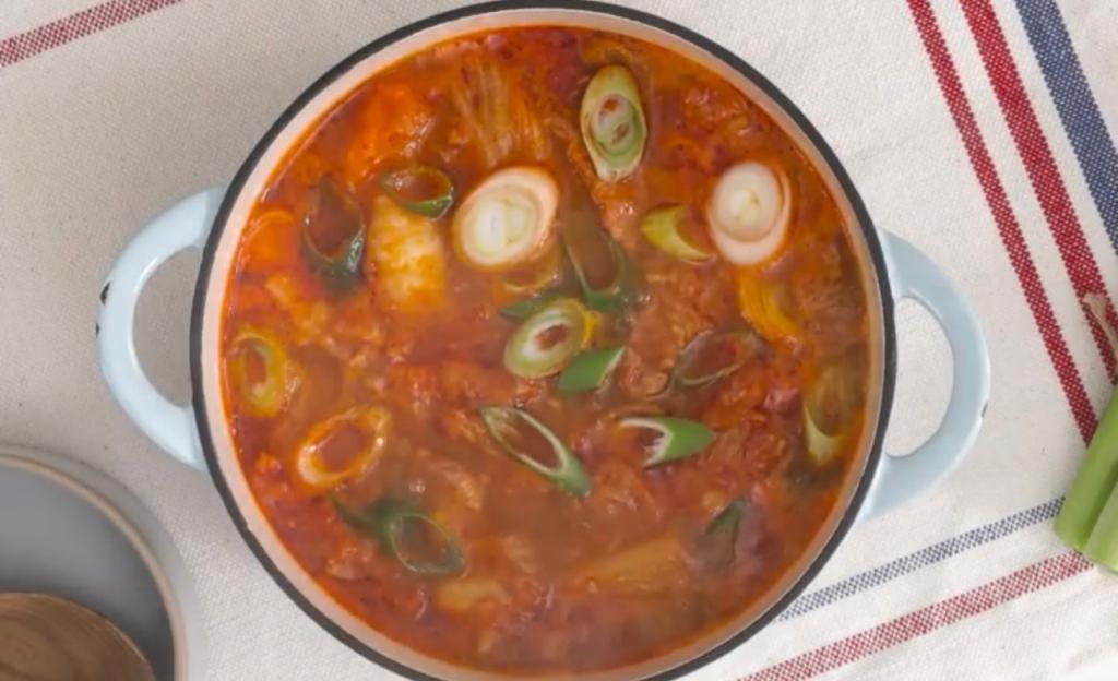 MELALUI video pendek yang dibagikan di platform Weverse, Army dapat mengikuti resep untuk memasak Kimchi Jjigae