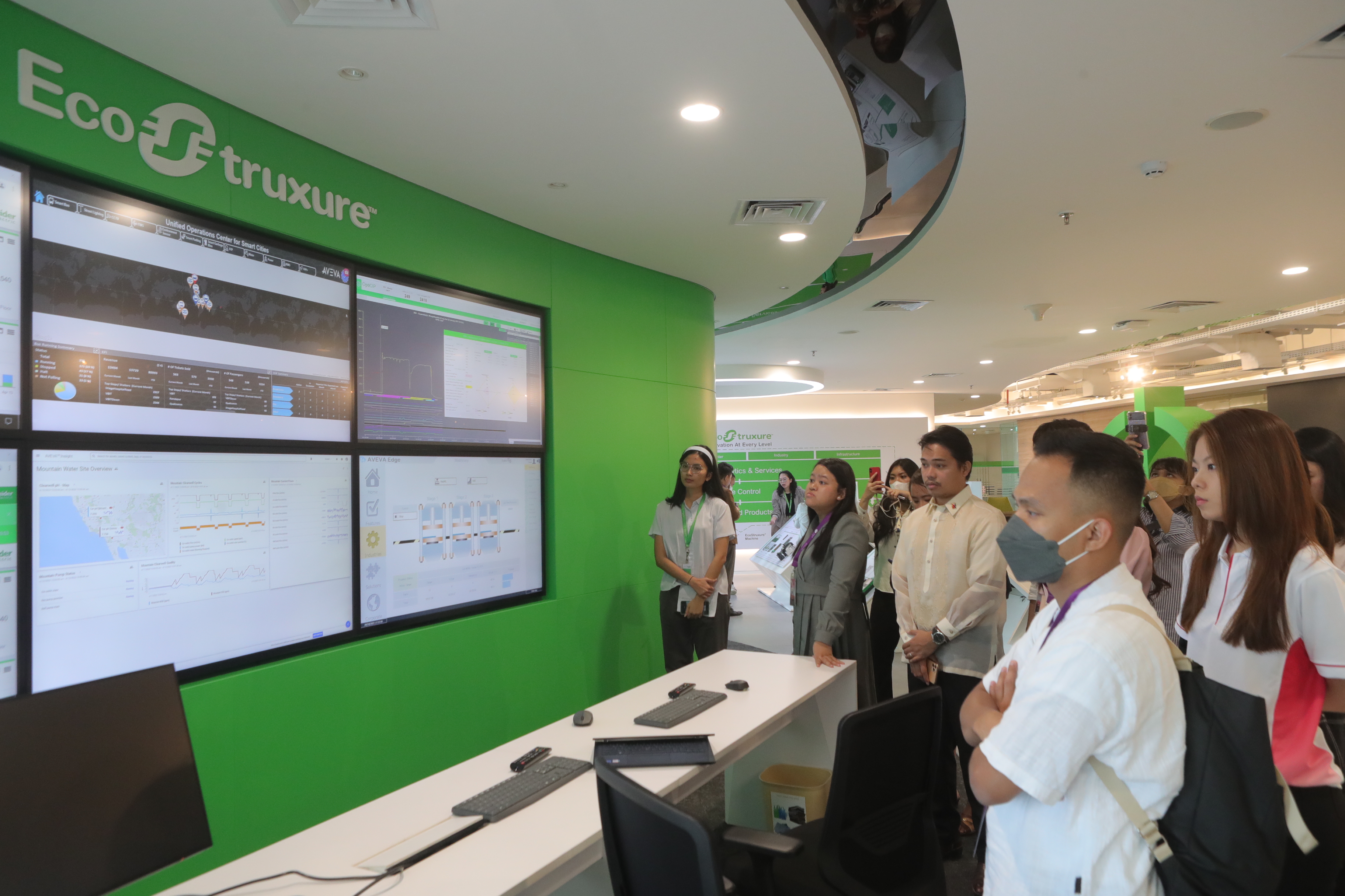 Delegasi ASEAN Youth Dialogue berkunjung ke kantor Schneider Electric