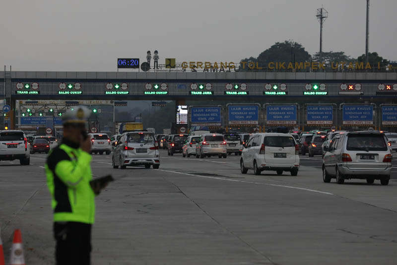 Polri memberhentikan rekayasa lalu lintas one way di KM 414 Kalikangkung, Semarang, Jawa Tengah, hingga KM 72 Cikampek Utama, Kamis (27/4) p