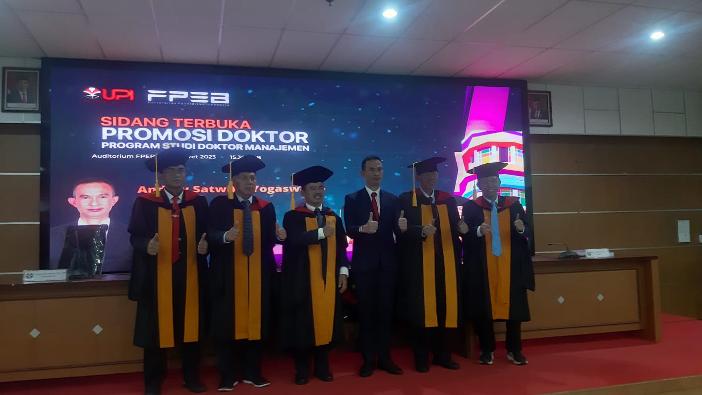 Mayor Jenderal TNI Andrey Satwika Yogaswara bersama para promotor dan penguji di Universitas Pendidikan Indonesia