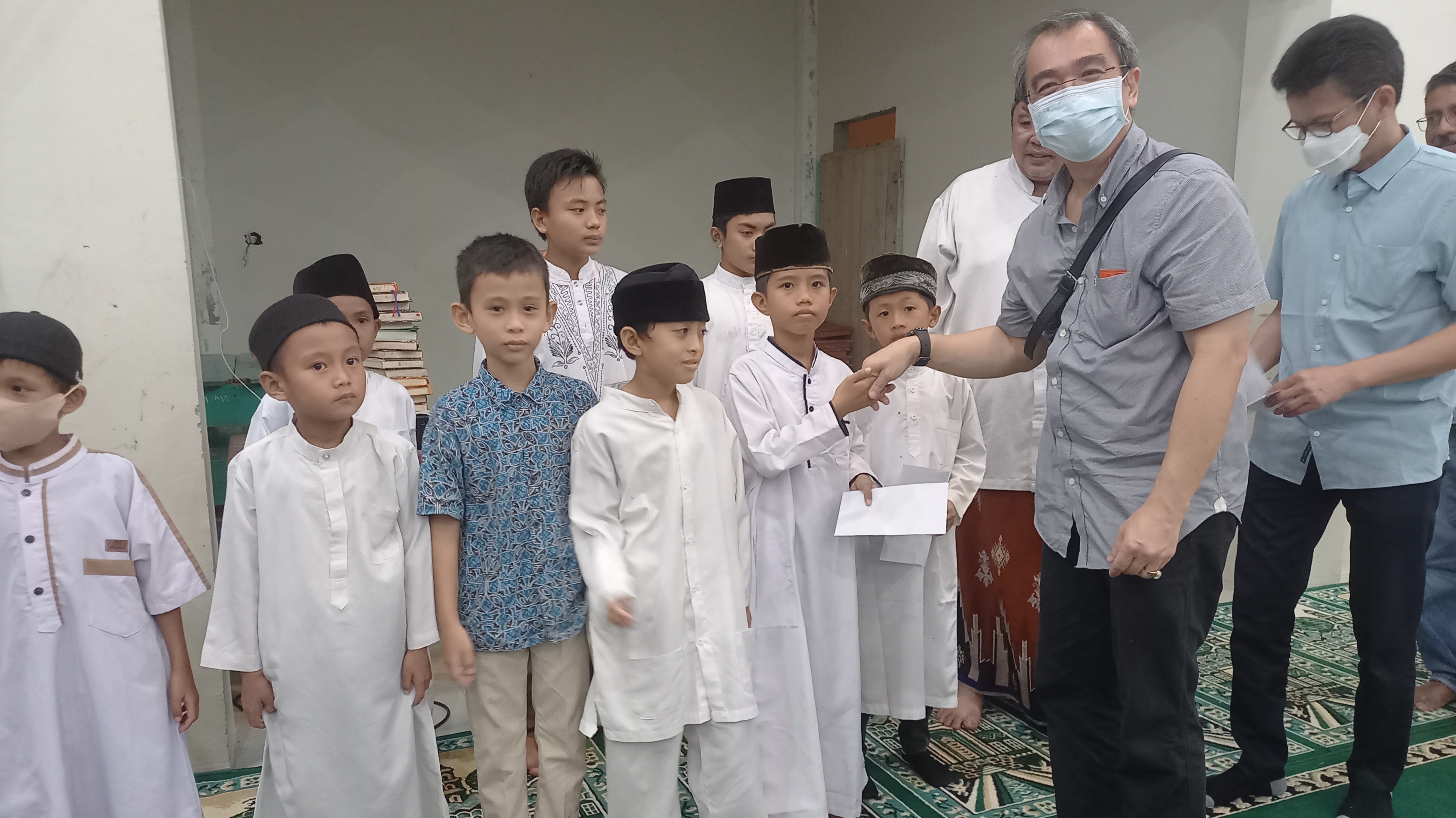 Direktur Utama BBJ Stephanus Paulus Lumintang menyalami anak-anak penghafal Quran