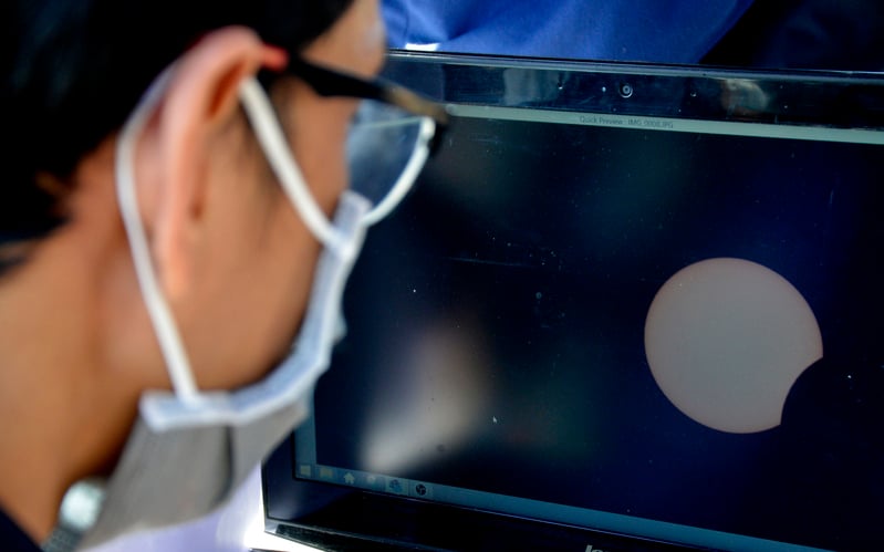 Ilustrasi pemantauan gerhana matahari oleh BMKG.